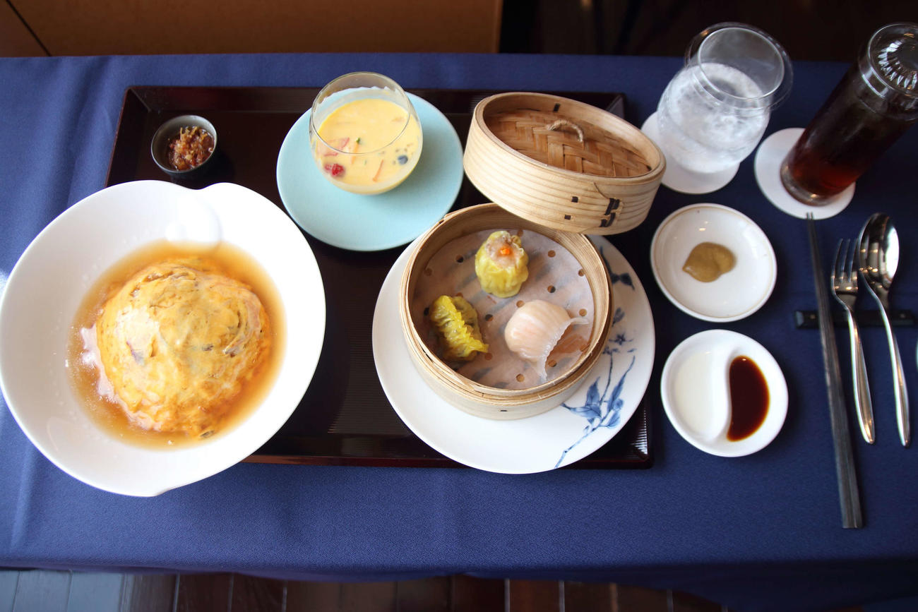 藤井聡太王座が昼食に注文した「名古屋コーチンの天津飯＆香港点心師の点心」「ウーロン茶」（日本将棋連盟提供）