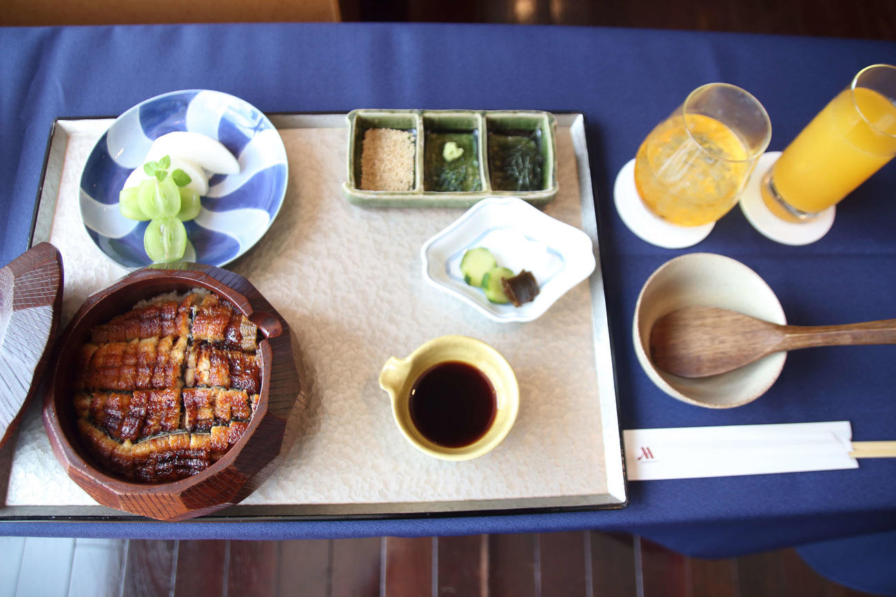 永瀬拓矢九段が昼食に注文した「三河一色産のうなぎのひつまぶし」「オレンジジュース」（日本将棋連盟提供）