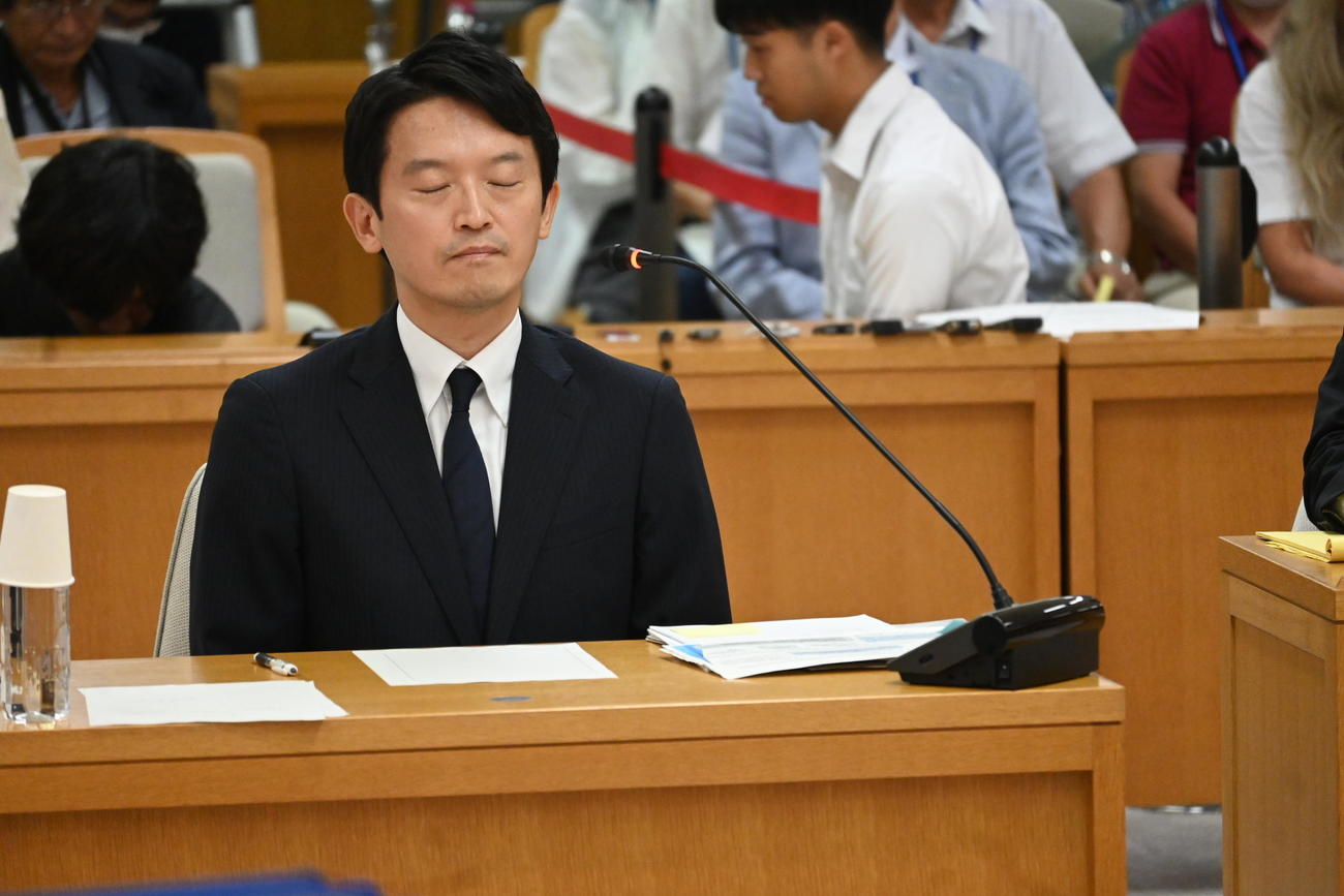 兵庫県議会の調査特別委員会の証人尋問に出頭した斎藤元彦兵庫県知事（2024年9月6日撮影）