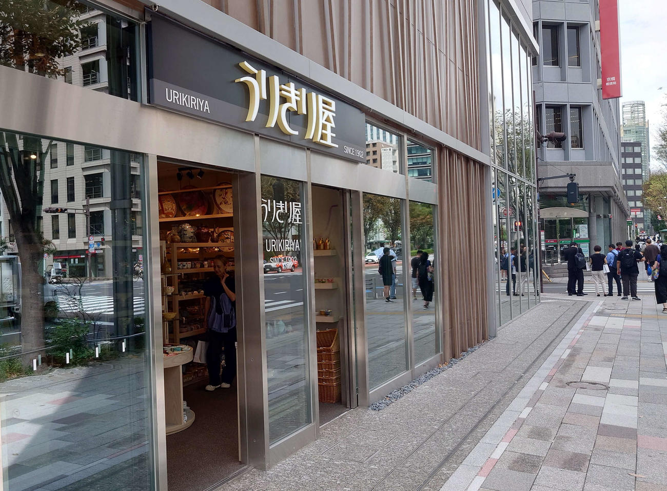 陶器販売の老舗「うりきり屋」が晴海通り沿いに約3年ぶりに戻ってきた（撮影・寺沢卓）