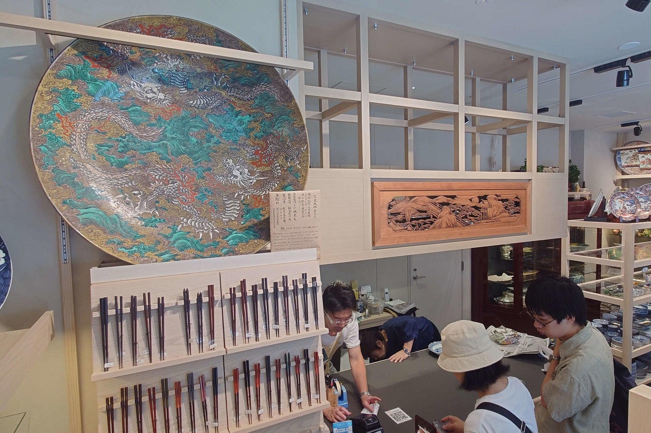 晴海通りの本店で営業再開した「うりきり屋」で非売品ながらつくられてから100年以上の歴史を持つ三尺大皿（撮影・寺沢卓）