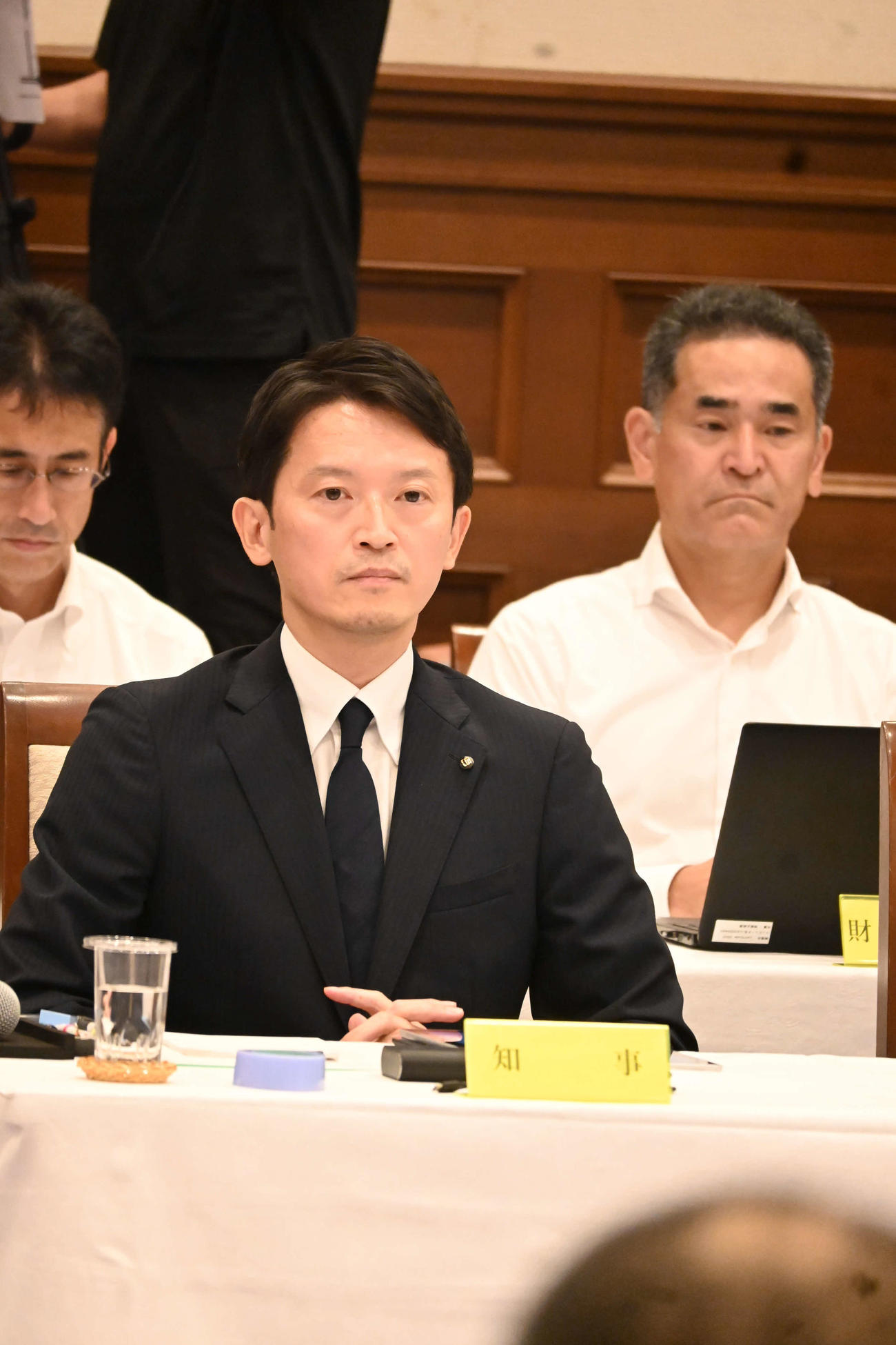 各会派の不信任決議案の討議を聞く斎藤元彦知事（撮影・松浦隆司）
