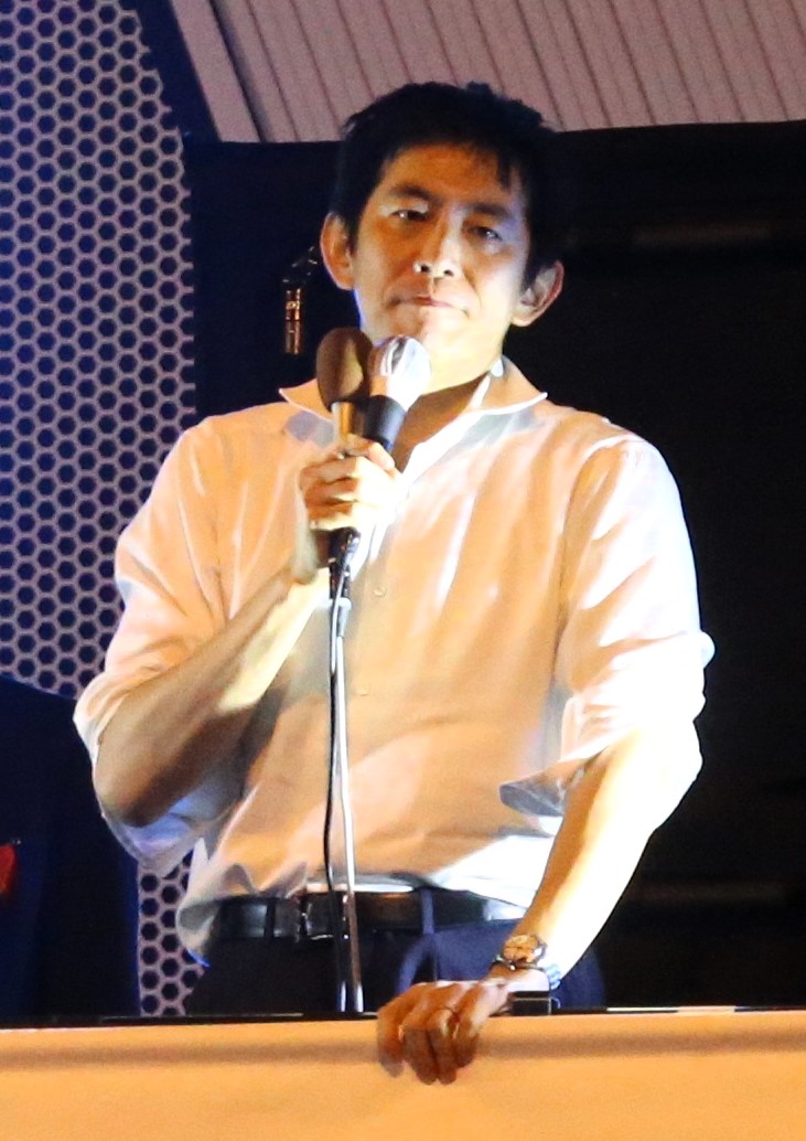 JR秋葉原駅電気街口で行われた自民党総裁選の街頭演説に登壇する小林鷹之氏