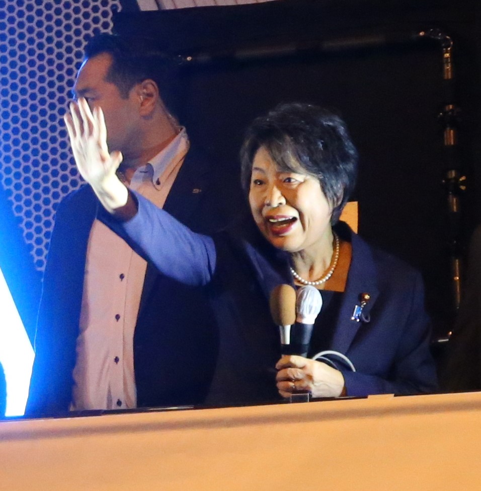 JR秋葉原駅電気街口で行われた自民党総裁選の街頭演説に登壇する上川陽子氏