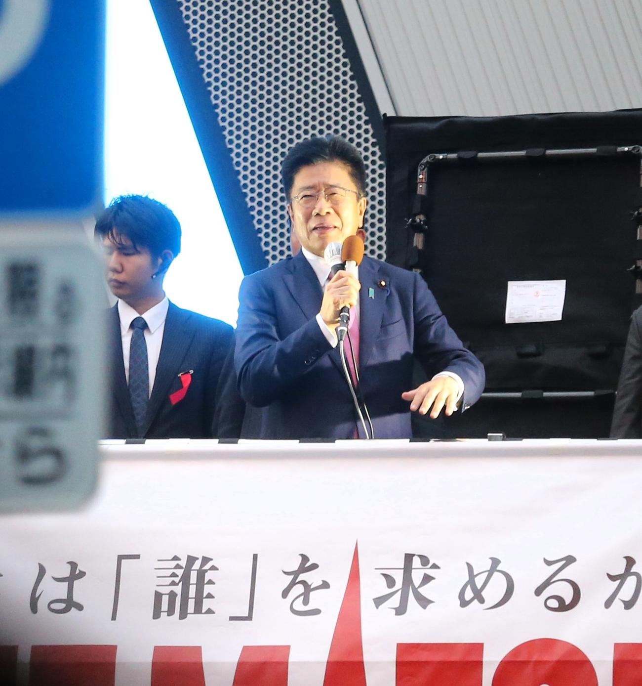 JR秋葉原駅電気街口で行われた自民党総裁選の街頭演説に登壇する加藤勝信氏
