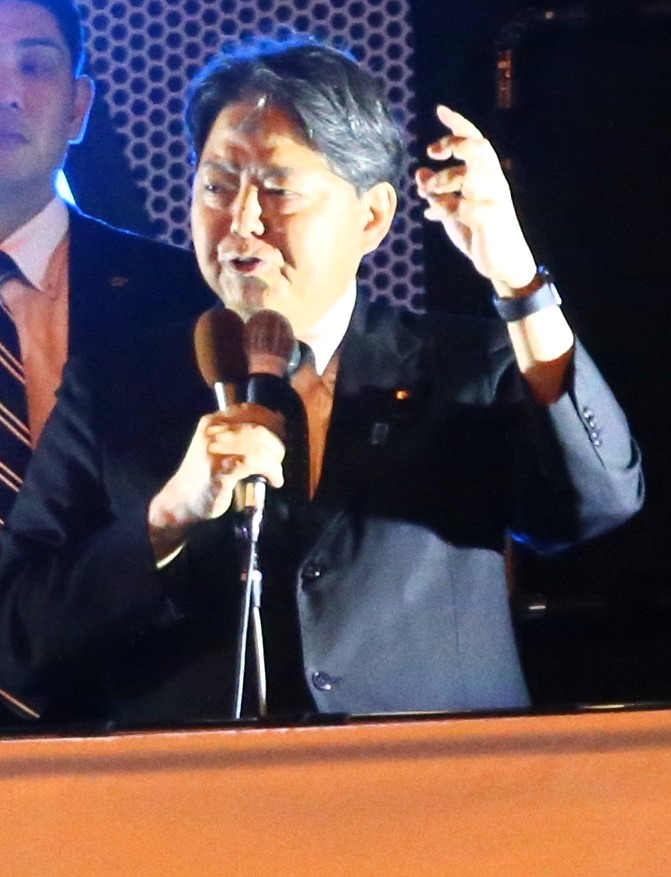 JR秋葉原駅電気街口で行われた自民党総裁選の街頭演説に登壇する林芳正氏