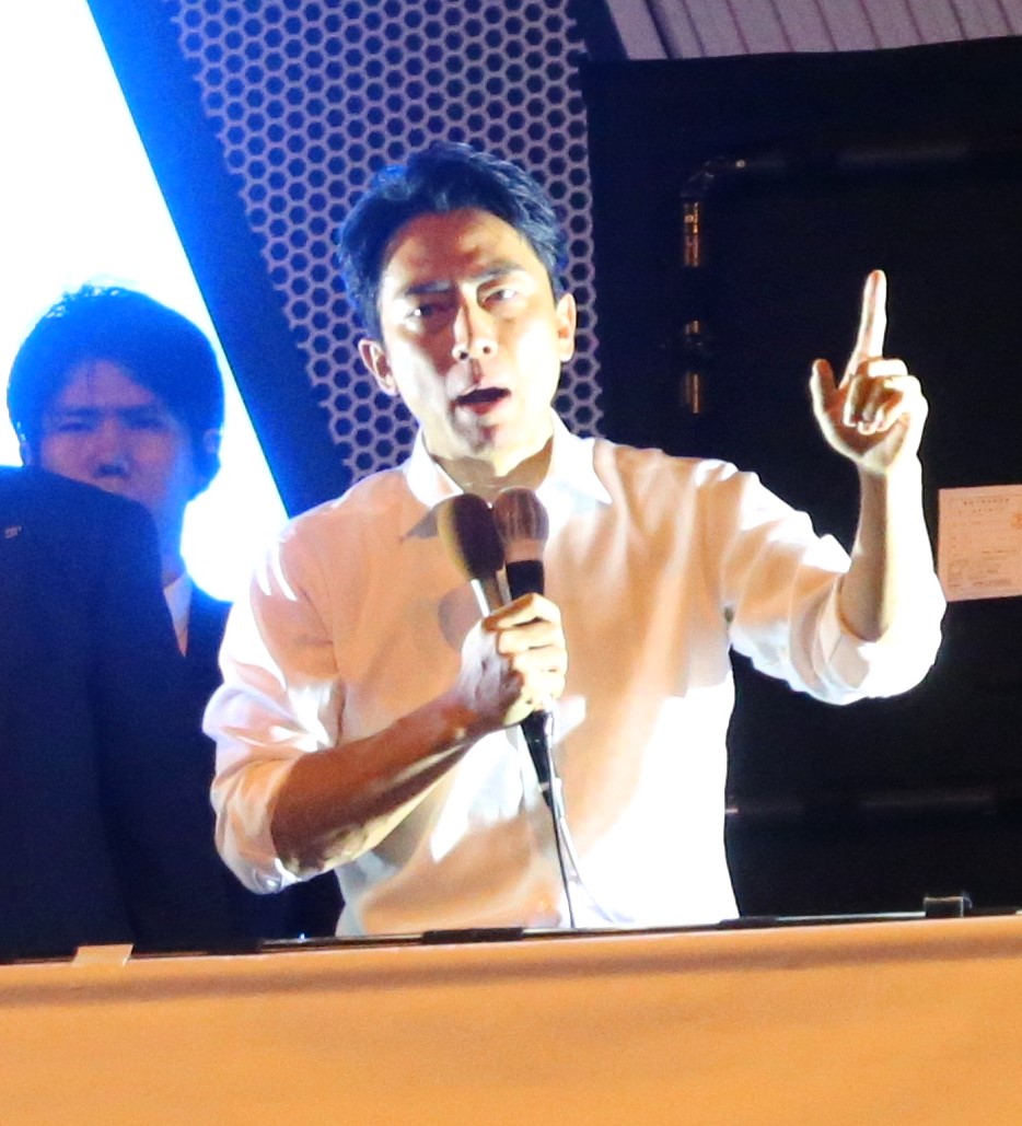 JR秋葉原駅電気街口で行われた自民党総裁選の街頭演説に登壇する小泉進次郎氏