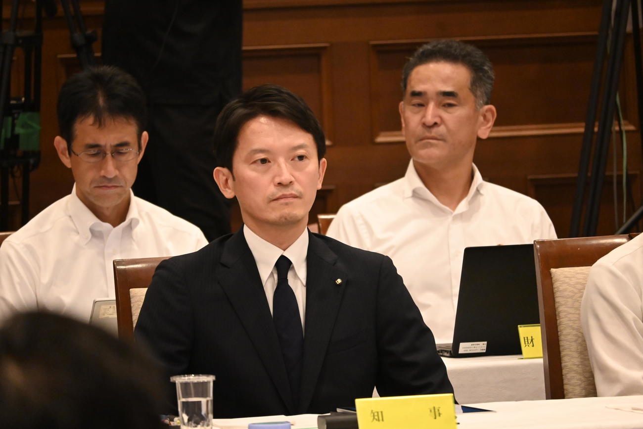 各会派の不信任決議案の討議を聞く斎藤元彦知事（撮影・松浦隆司）