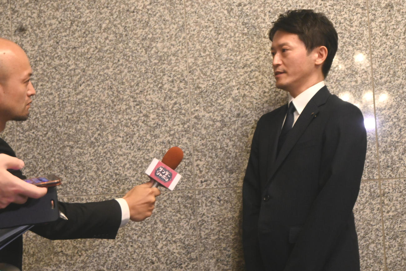 不信任案可決後、記者団の取材に応じる斎藤元彦知事（撮影・松浦隆司）
