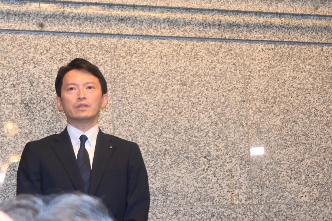 不信任案可決後、記者団の取材に応じる斎藤元彦知事（撮影・松浦隆司）