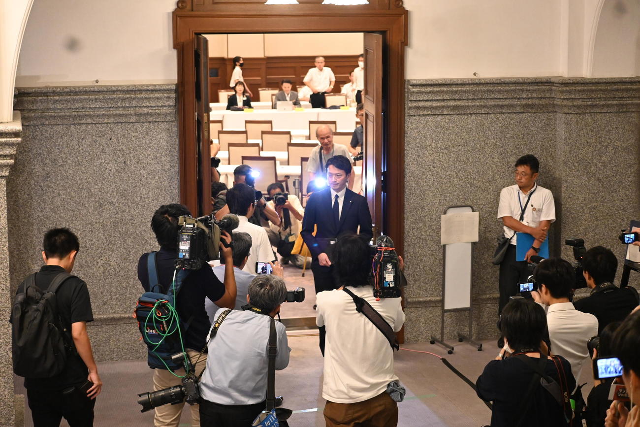不信任案可決後、議場を後にする斎藤元彦知事（撮影・松浦隆司）