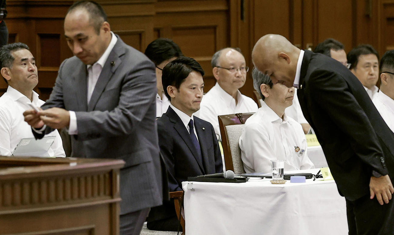 兵庫県議会で行われた自身への不信任決議案の採決を待つ斎藤元彦知事（中央）。全会一致で可決された（共同）