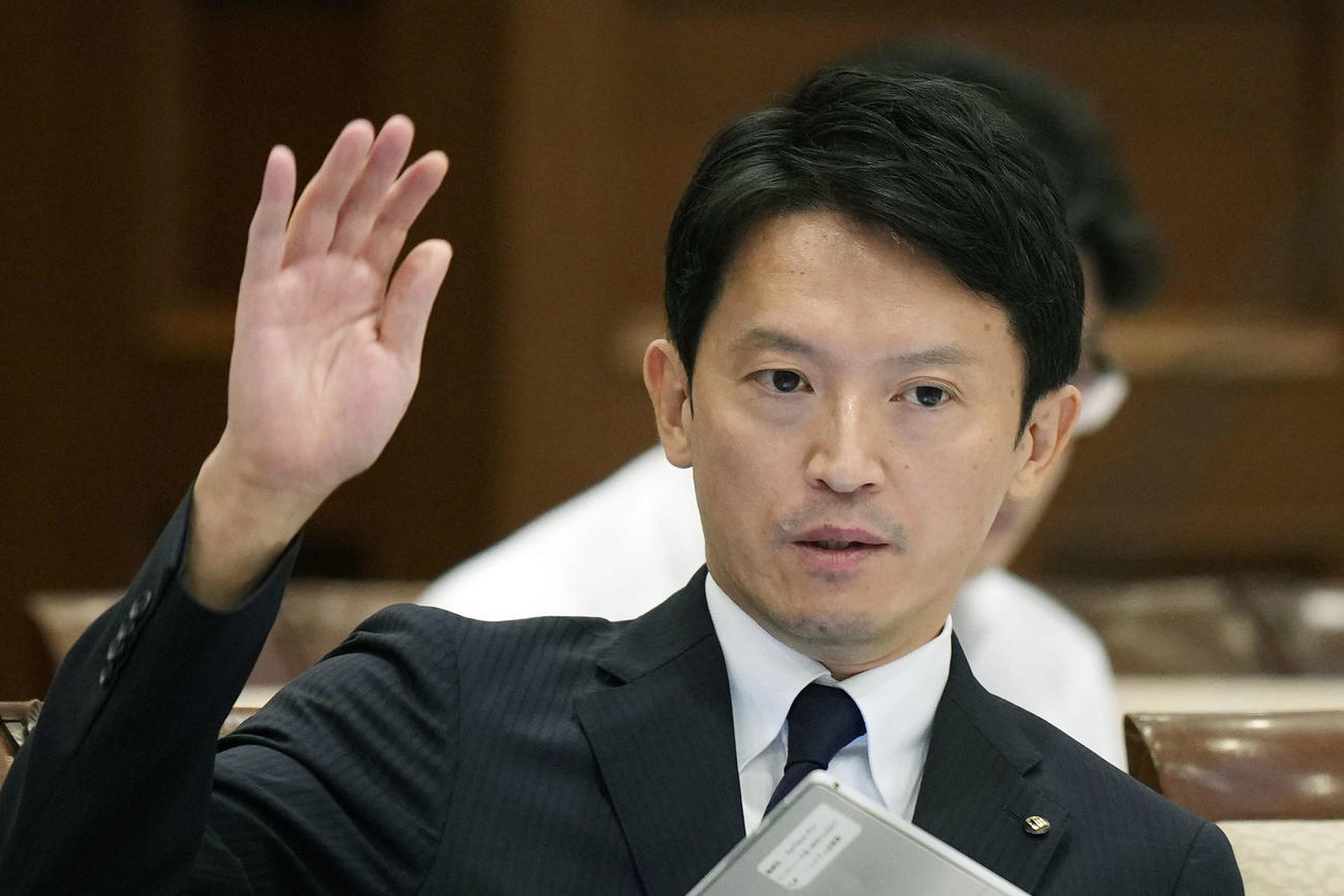 兵庫県議会の本会議で挙手する斎藤元彦知事（共同）