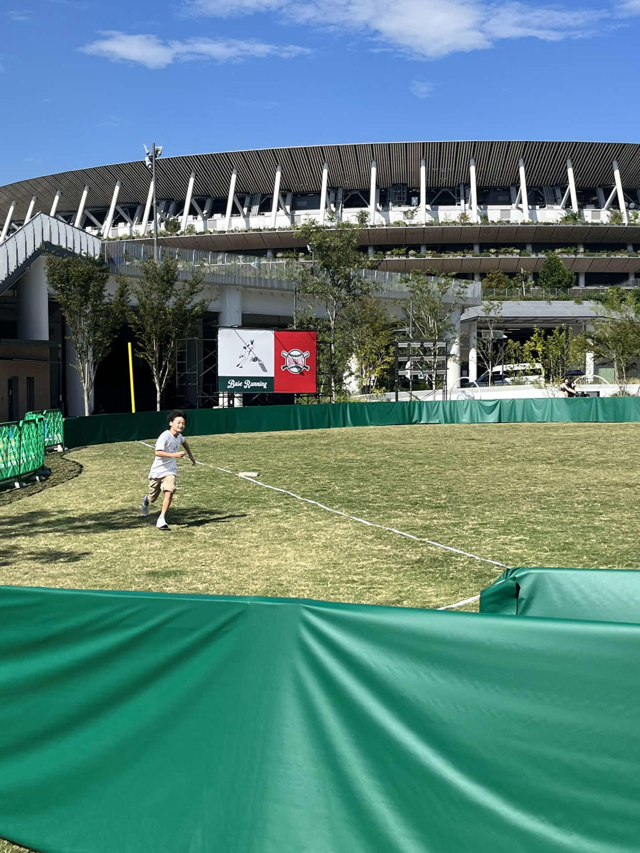 国立競技場に隣接するニューバランスのキッズ・ボールパークでベースランニングを行う子ども