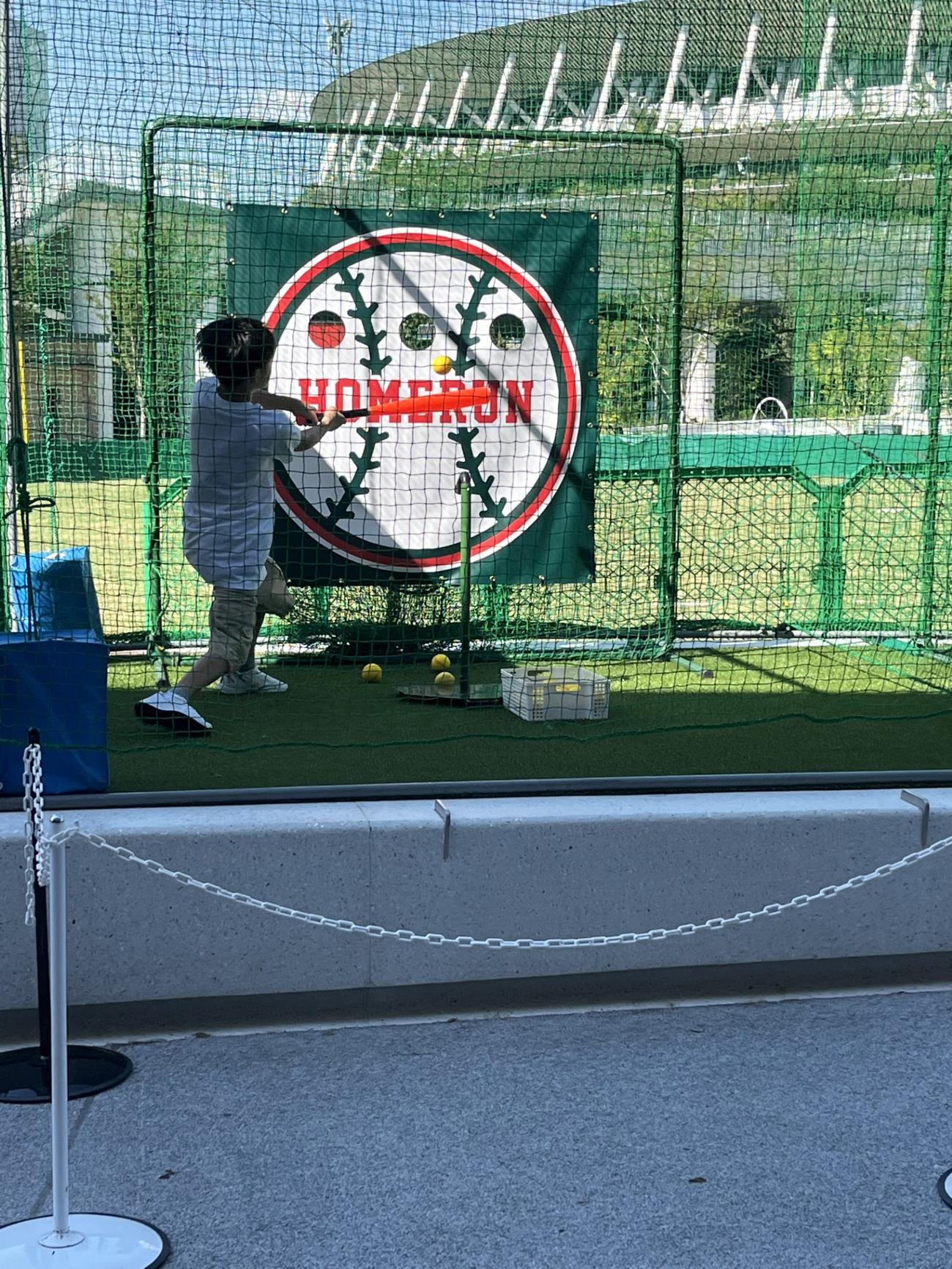 国立競技場に隣接するニューバランスのキッズ・ボールパークでティー打撃を行う子ども