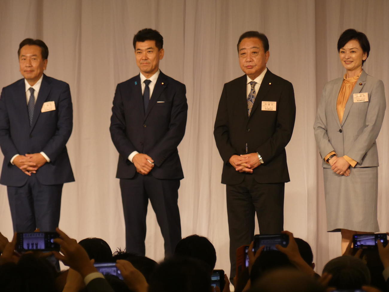 立憲民主党代表選の結果を受け壇上に並ぶ左から枝野幸男氏、泉健太氏、野田佳彦代表、吉田晴美氏（撮影・中山知子）