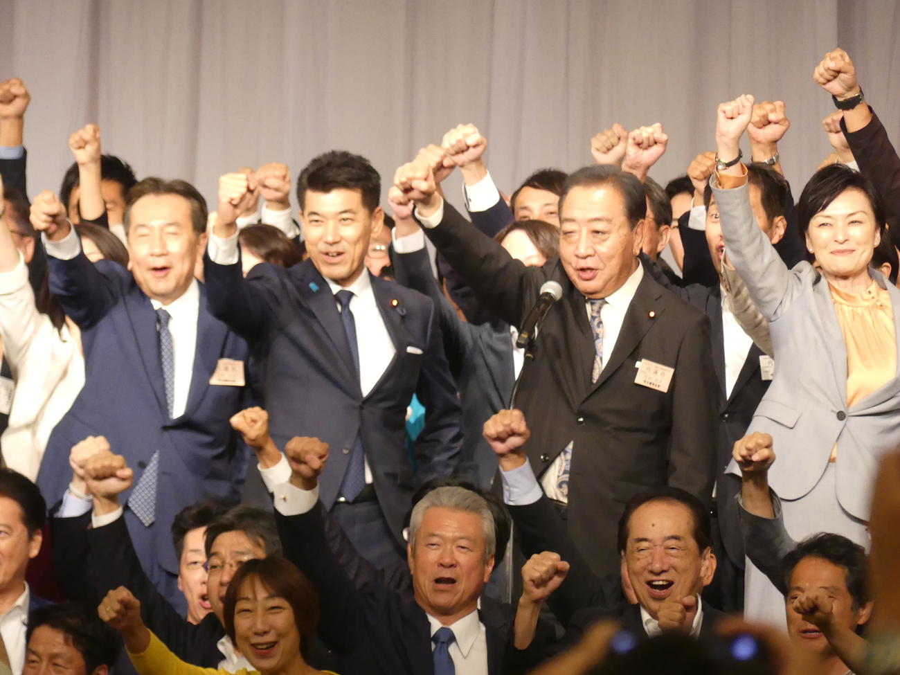 立憲民主党新代表に就任し、次期衆院選に向けガンバローコールを行う野田佳彦代表（右から2人目）（撮影・中山知子）