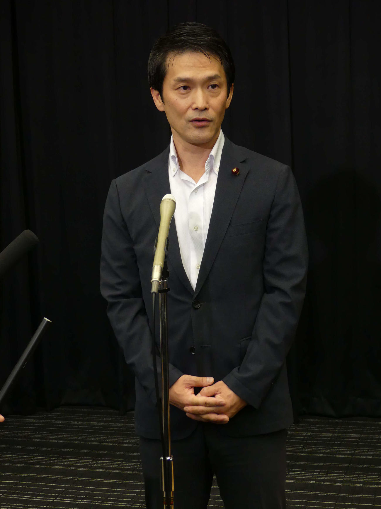 立憲民主党の人事決定を受け、取材に応じる小川淳也幹事長（撮影・中山知子）