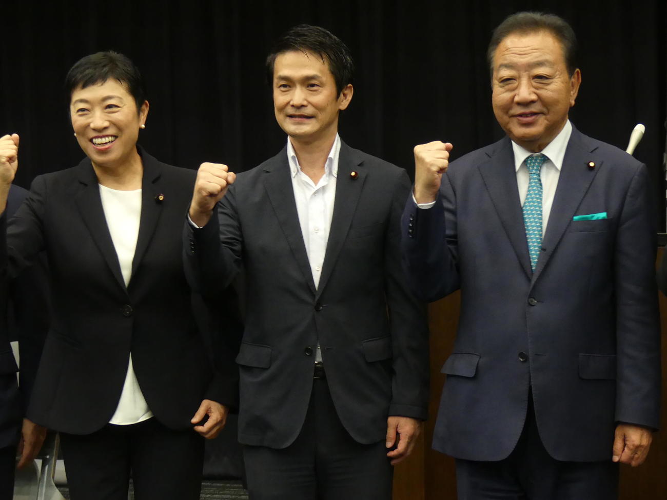 新体制決定で写真撮影に臨む左から辻元清美代表代行、小川淳也幹事長、野田佳彦代表（撮影・中山知子）
