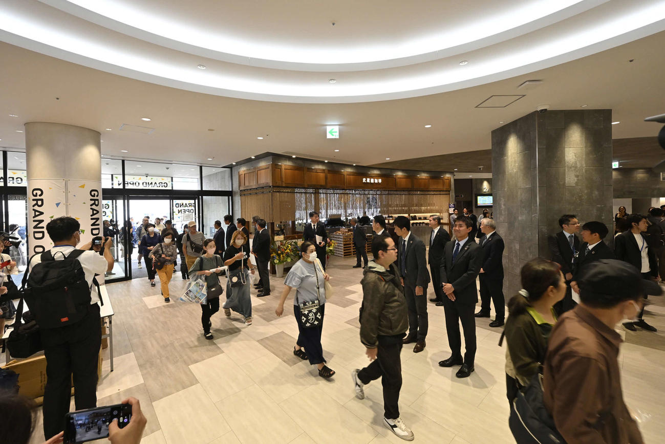 所沢駅前に開業した商業施設「エミテラス所沢」には初日から多くの人が来場