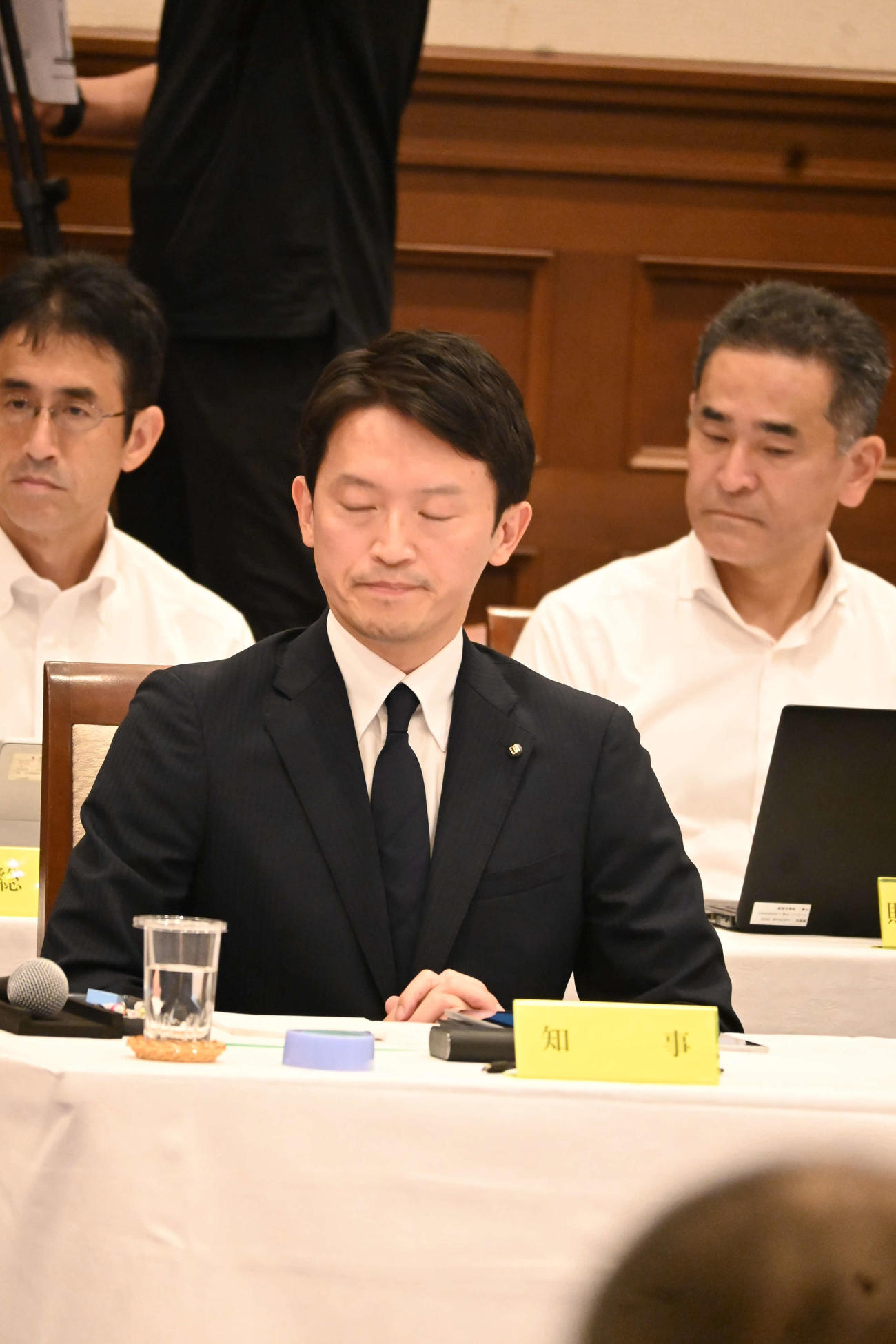 19日、兵庫県議会の各会派の不信任決議案の討議を聞く斎藤元彦知事