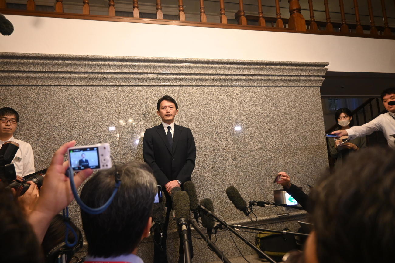 19日、不信任案可決後、記者団の取材に応じる斎藤元彦知事