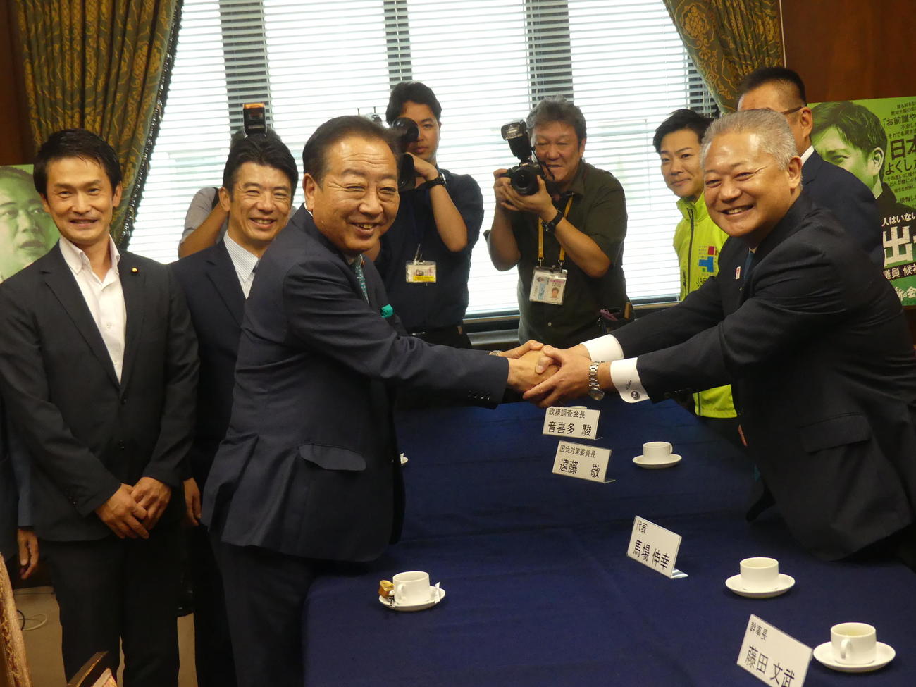 代表就任のあいさつ回りで日本維新の会の控室を訪れ、馬場伸幸代表（右）と握手をかわす立憲民主党の野田佳彦代表（撮影・中山知子）