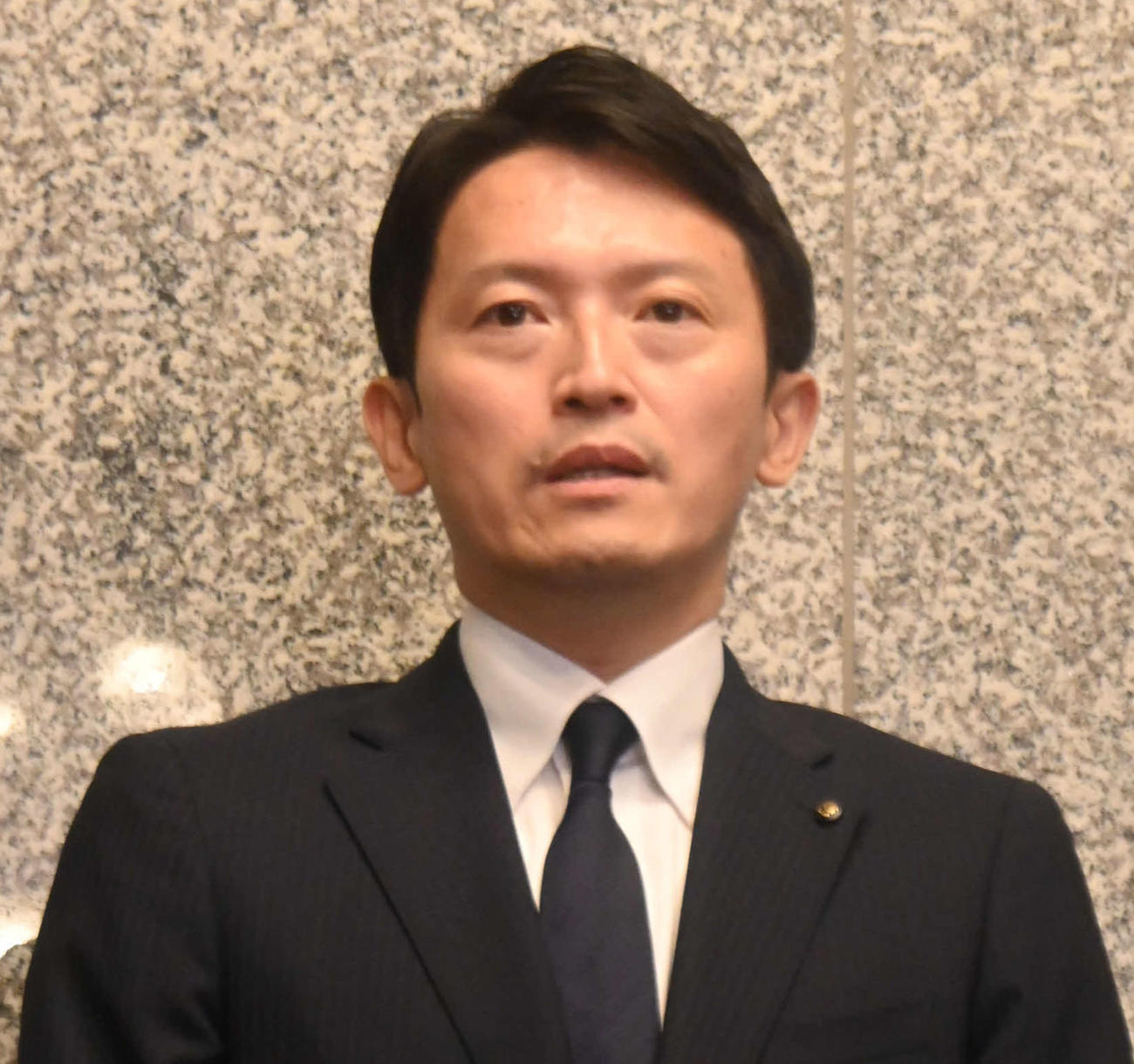 9月19日、不信任案可決後、記者団の取材に応じる斎藤元彦知事