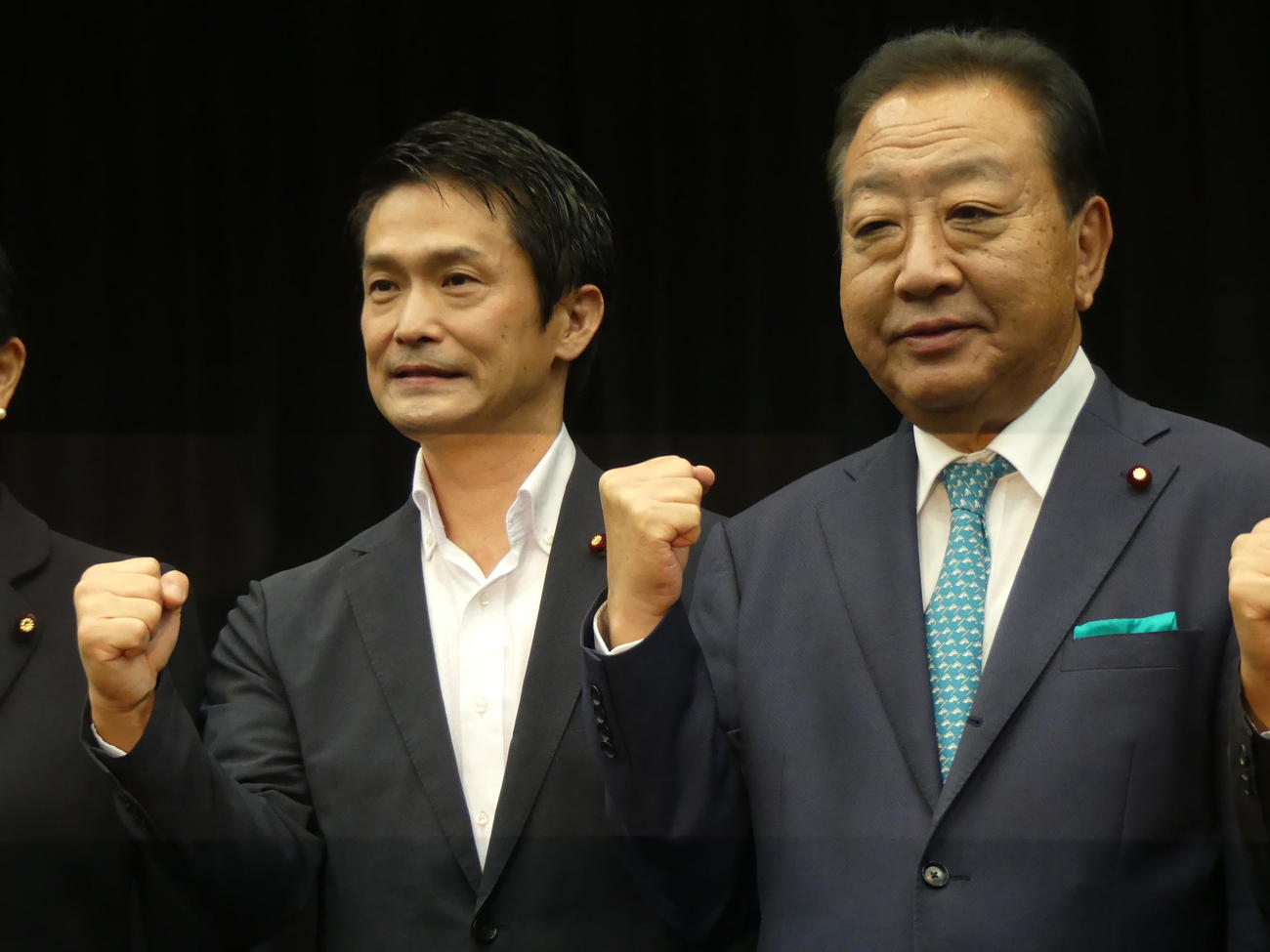 新体制が決まり写真撮影に臨む野田佳彦代表（右）と小川淳也幹事長（撮影・中山知子）
