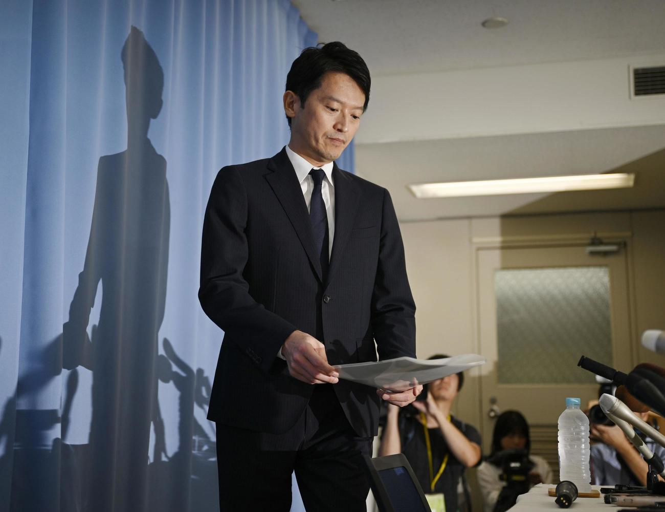 記者会見に臨む兵庫県の斎藤元彦知事（共同）