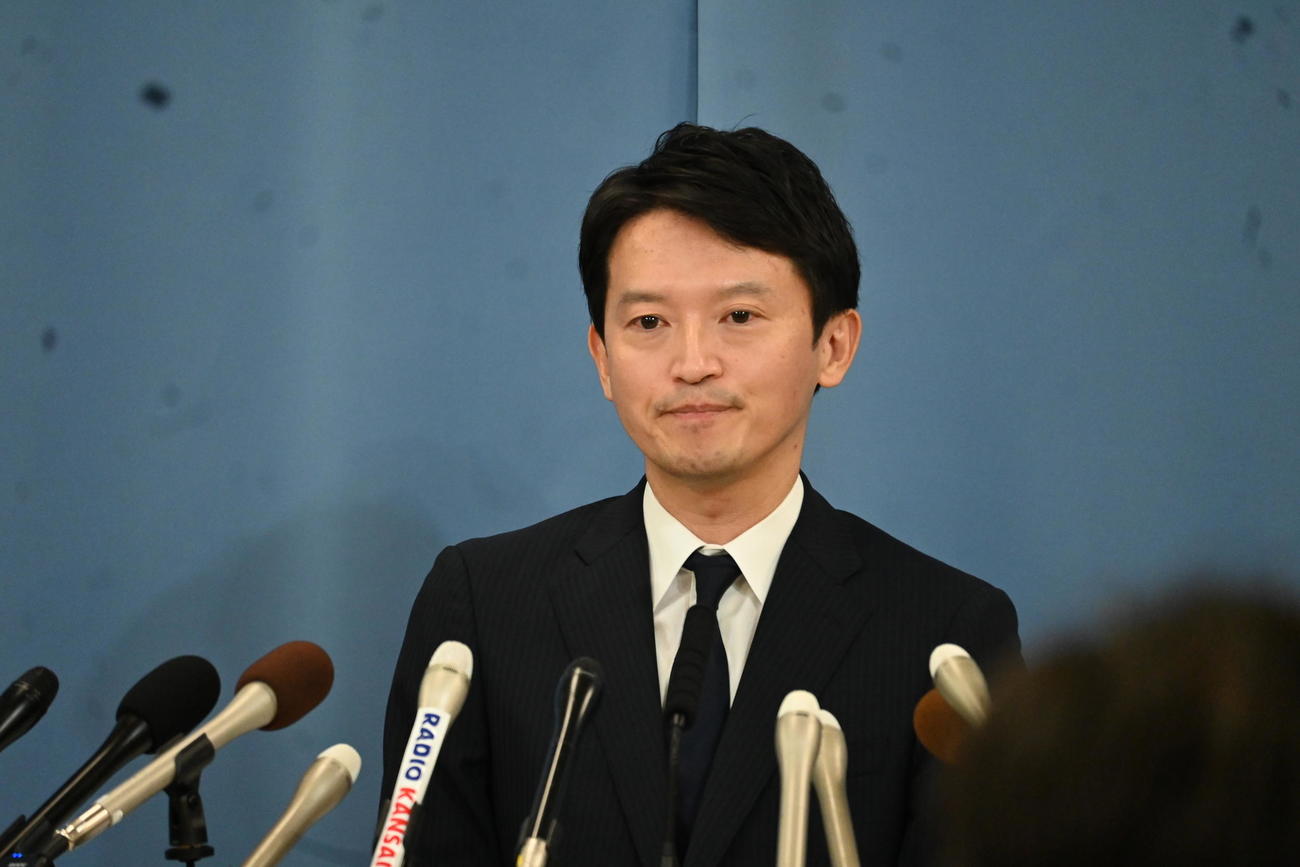 兵庫県庁で記者会見する斎藤元彦兵庫県知事は高校生からのエールの手紙に目をうるませた（撮影・松浦隆司）