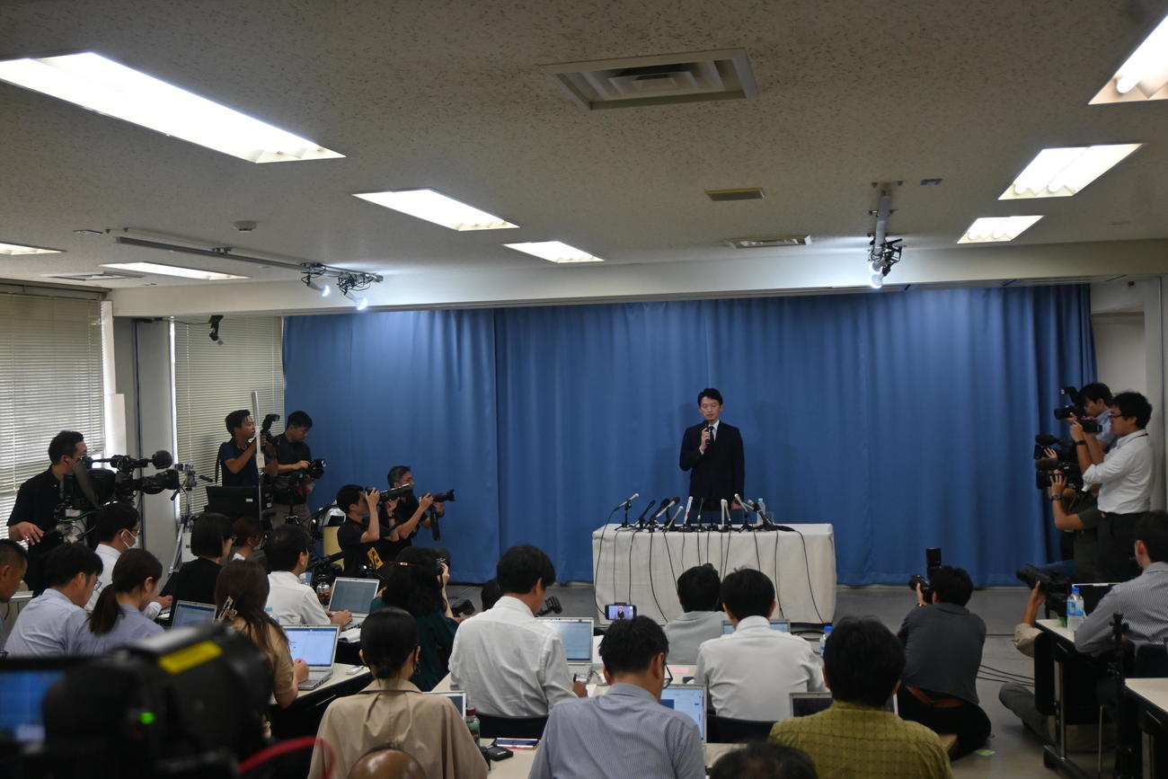 兵庫県庁で記者会見する斎藤元彦兵庫県知事（撮影・松浦隆司）