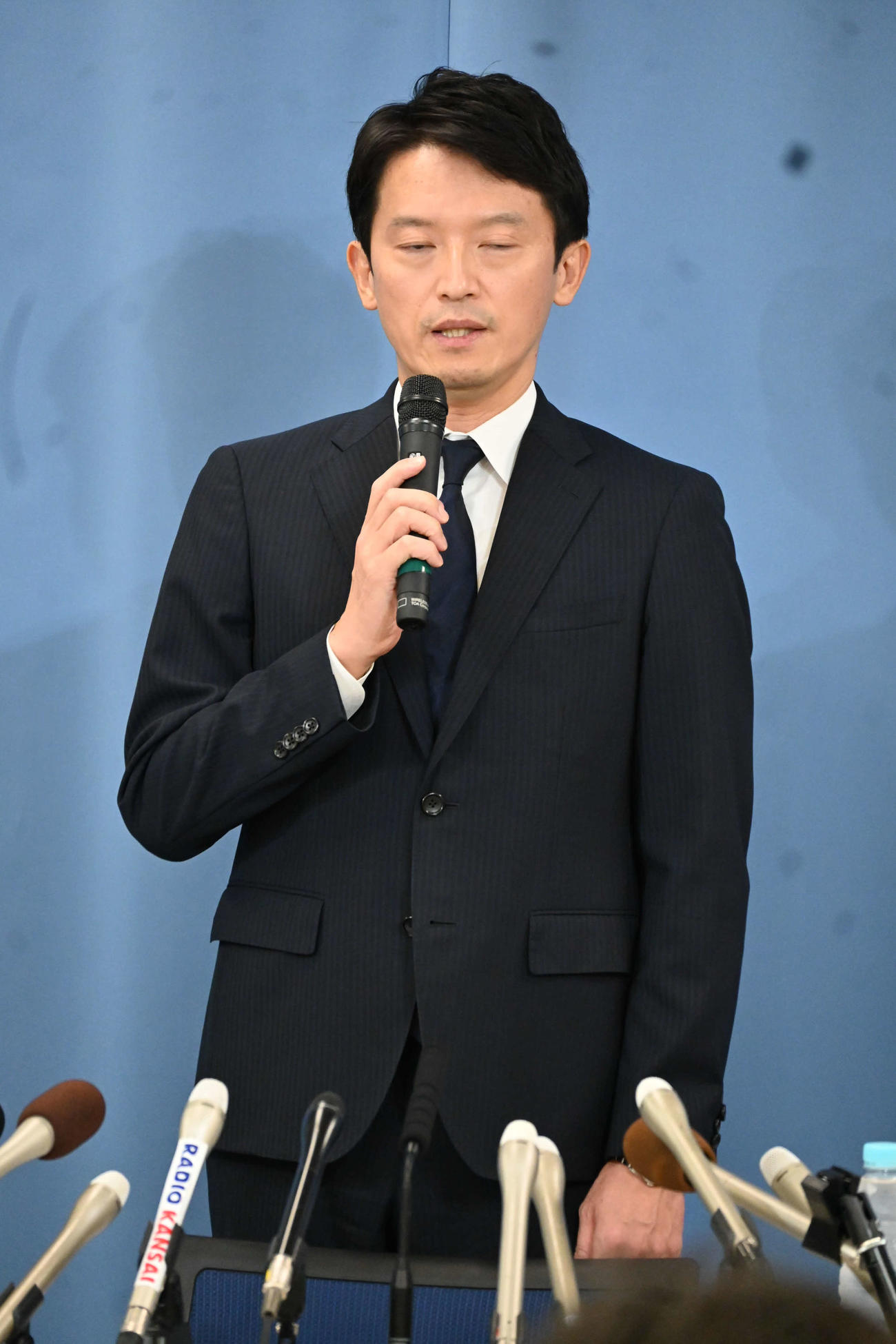 兵庫県庁で記者会見する斎藤元彦兵庫県知事（撮影・松浦隆司）