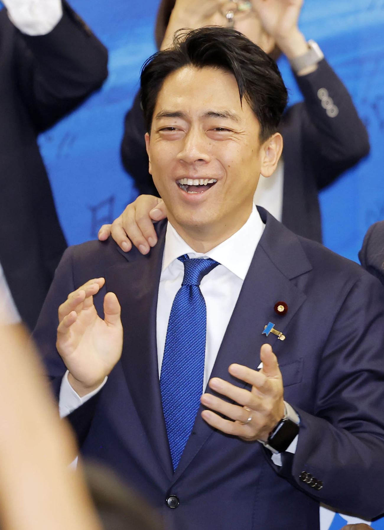 自民党総裁選の投開票を前に、決起集会で笑顔の小泉進次郎氏（共同）