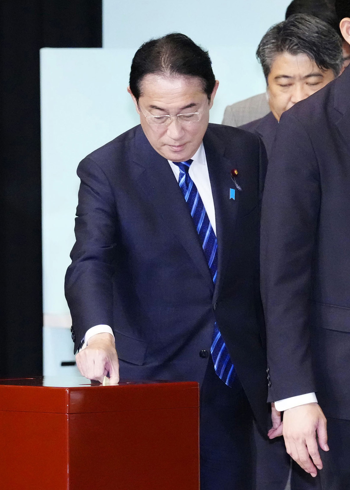 自民党総裁選で投票する岸田首相（共同）