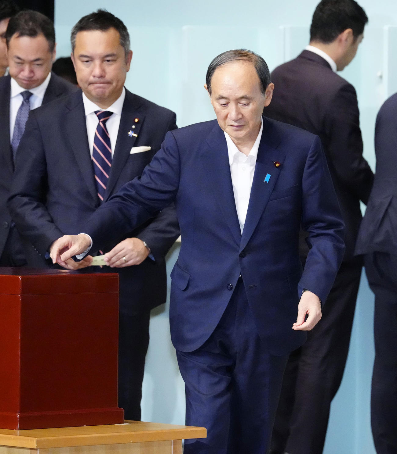 自民党総裁選で投票する菅前首相（右）（共同）