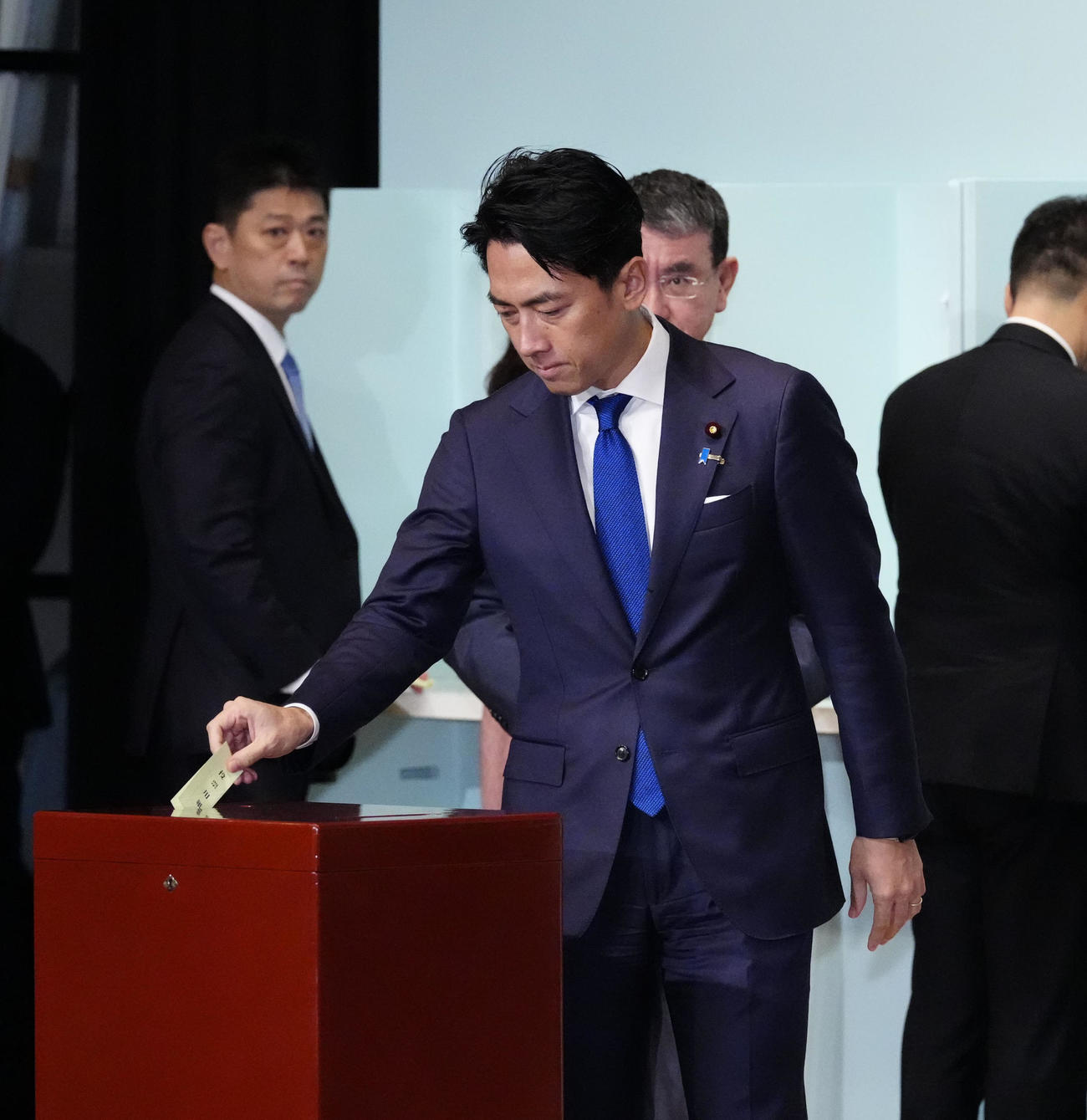 自民党総裁選で投票する小泉進次郎氏（共同）