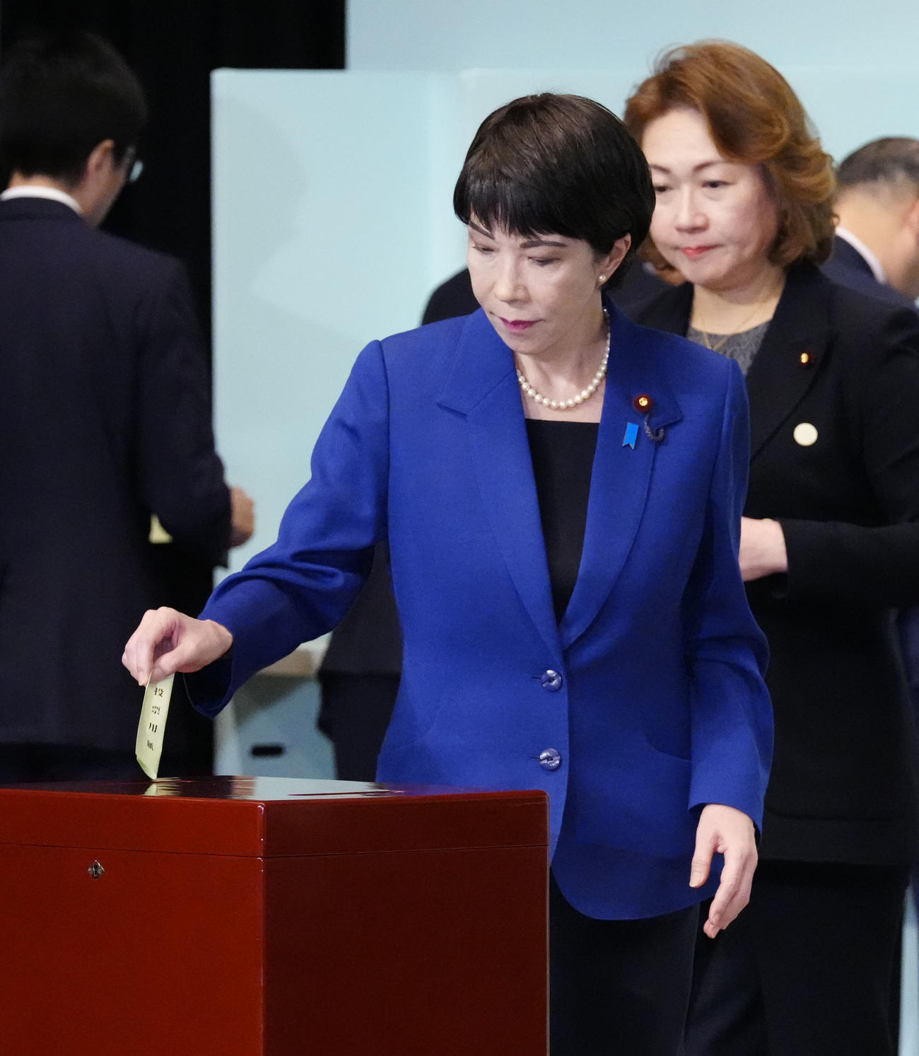 自民党総裁選で投票する高市早苗氏（共同）