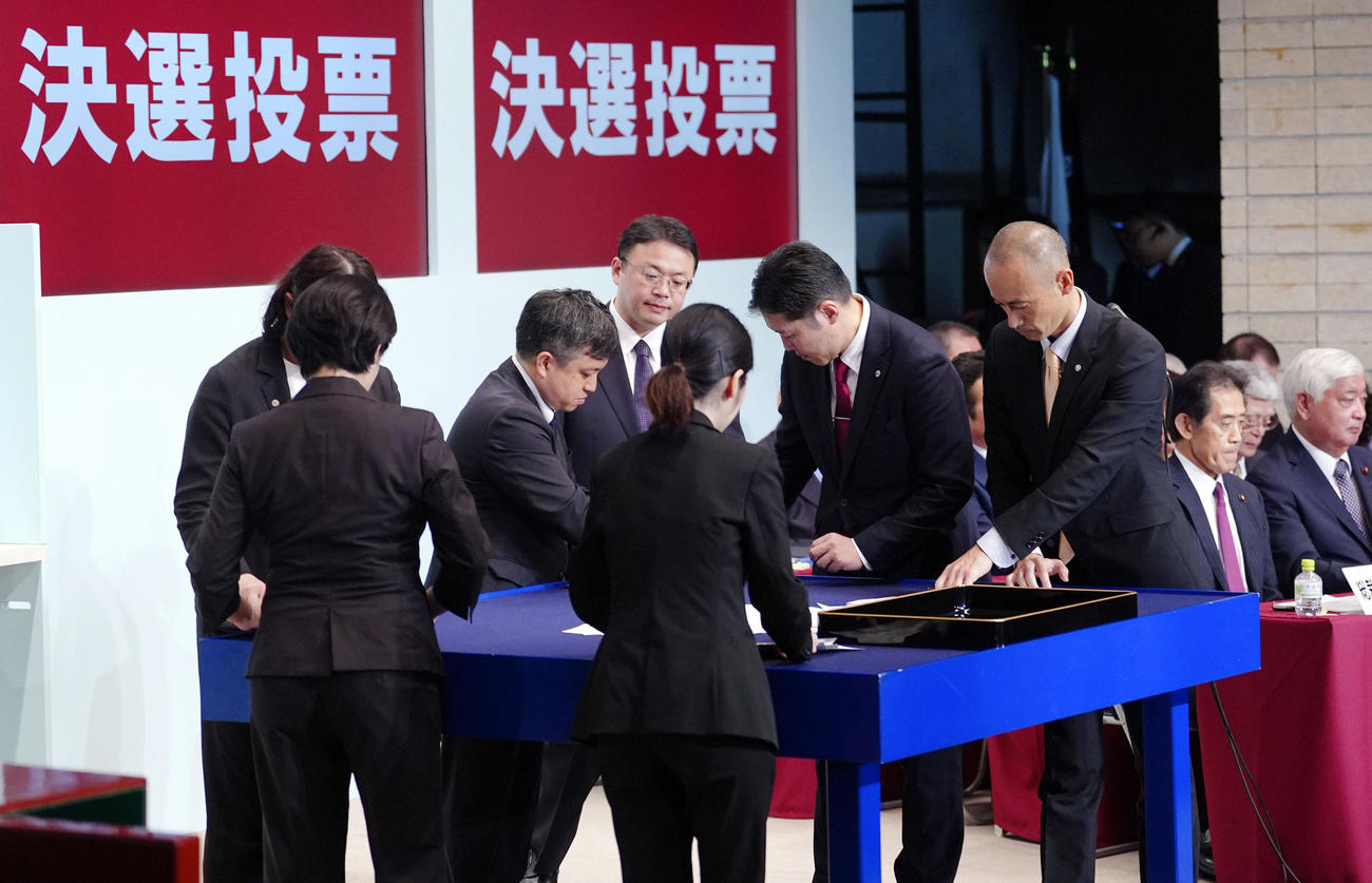 自民党総裁選の決選投票の開票作業（共同）