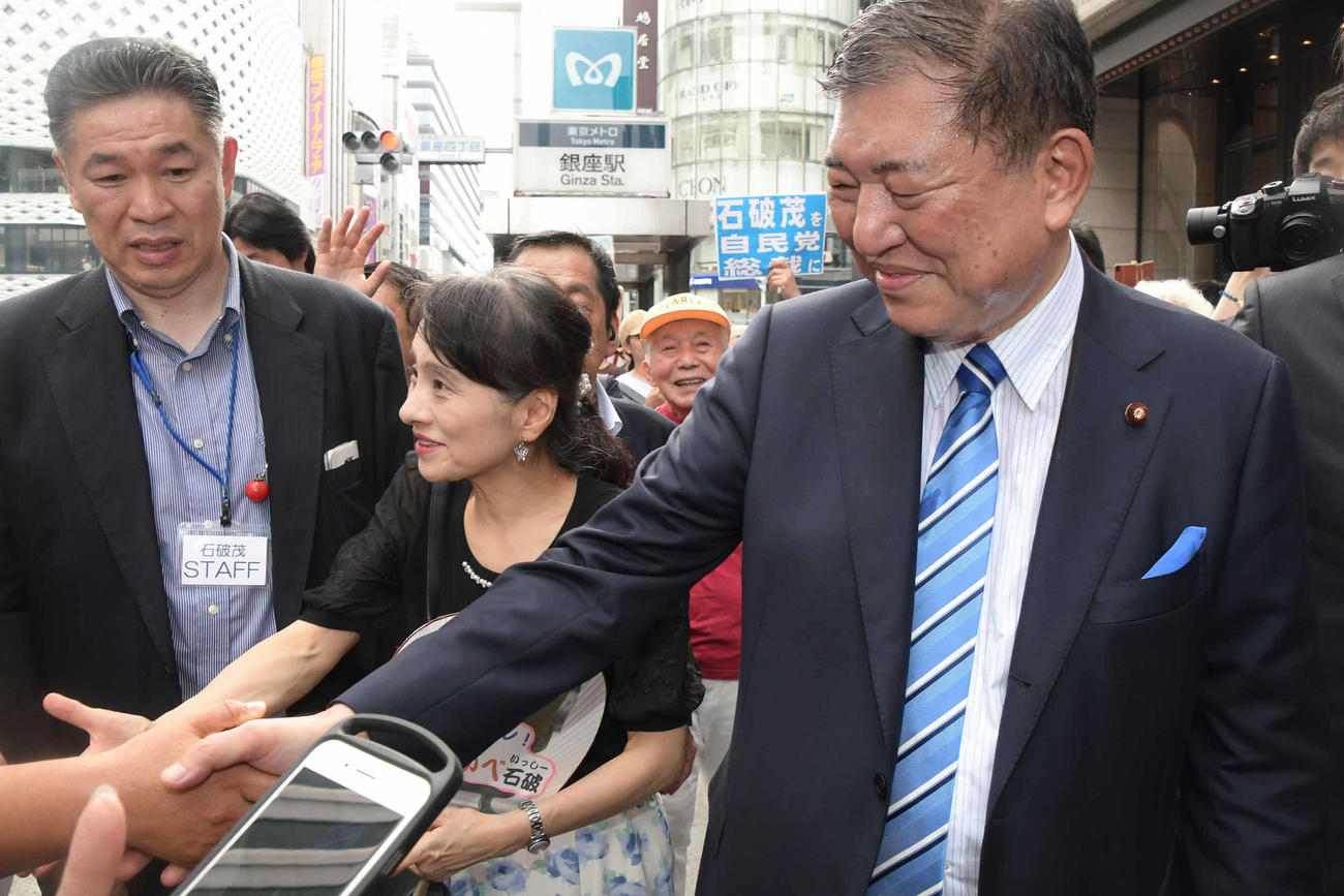 東京・銀座を佳子夫人（中央）とともに練り歩き、自民党総裁選への支持を訴える石破茂氏（撮影・中山知子）