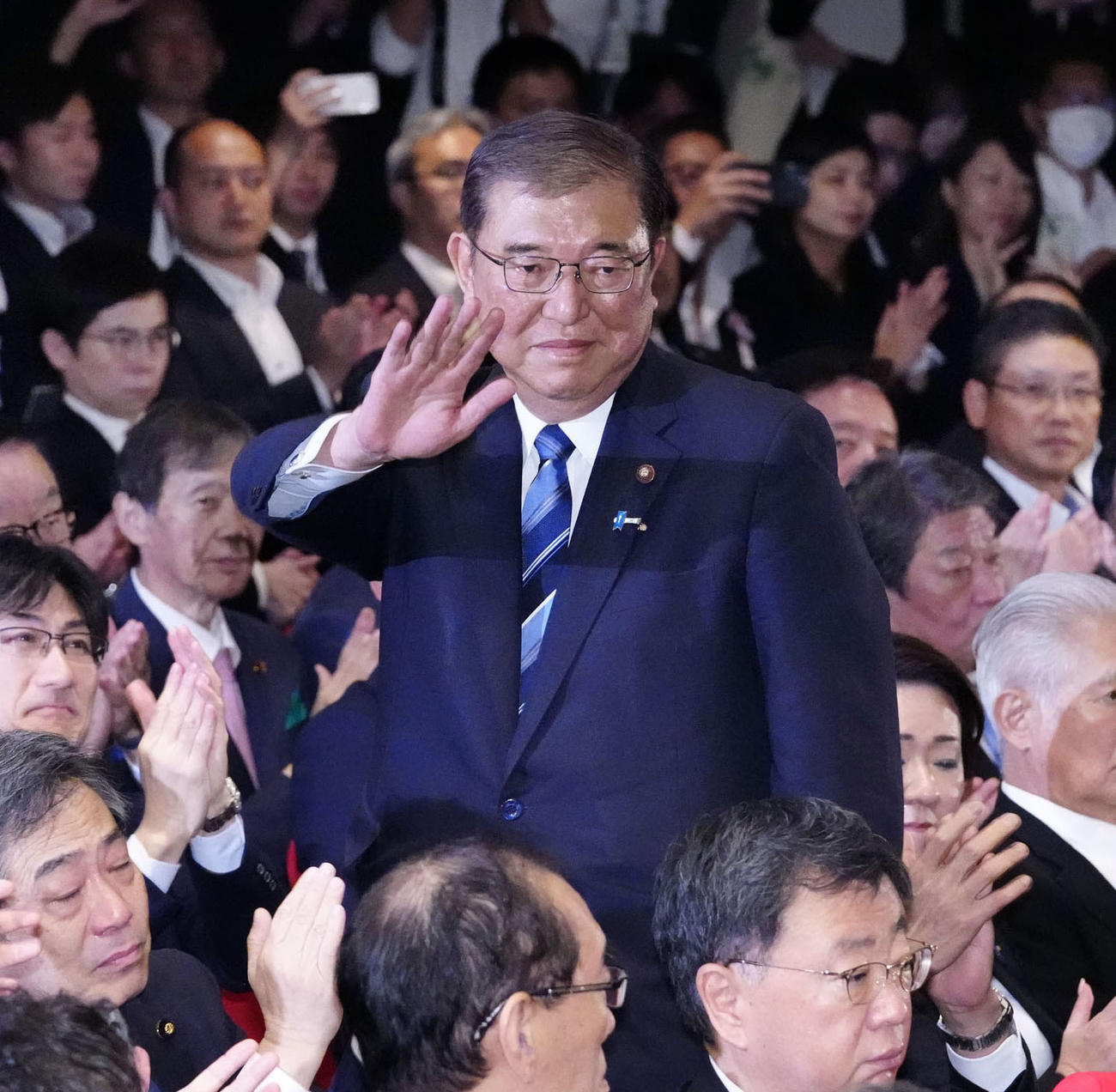 自民党の新総裁に選出され、拍手に応える石破茂氏（共同）