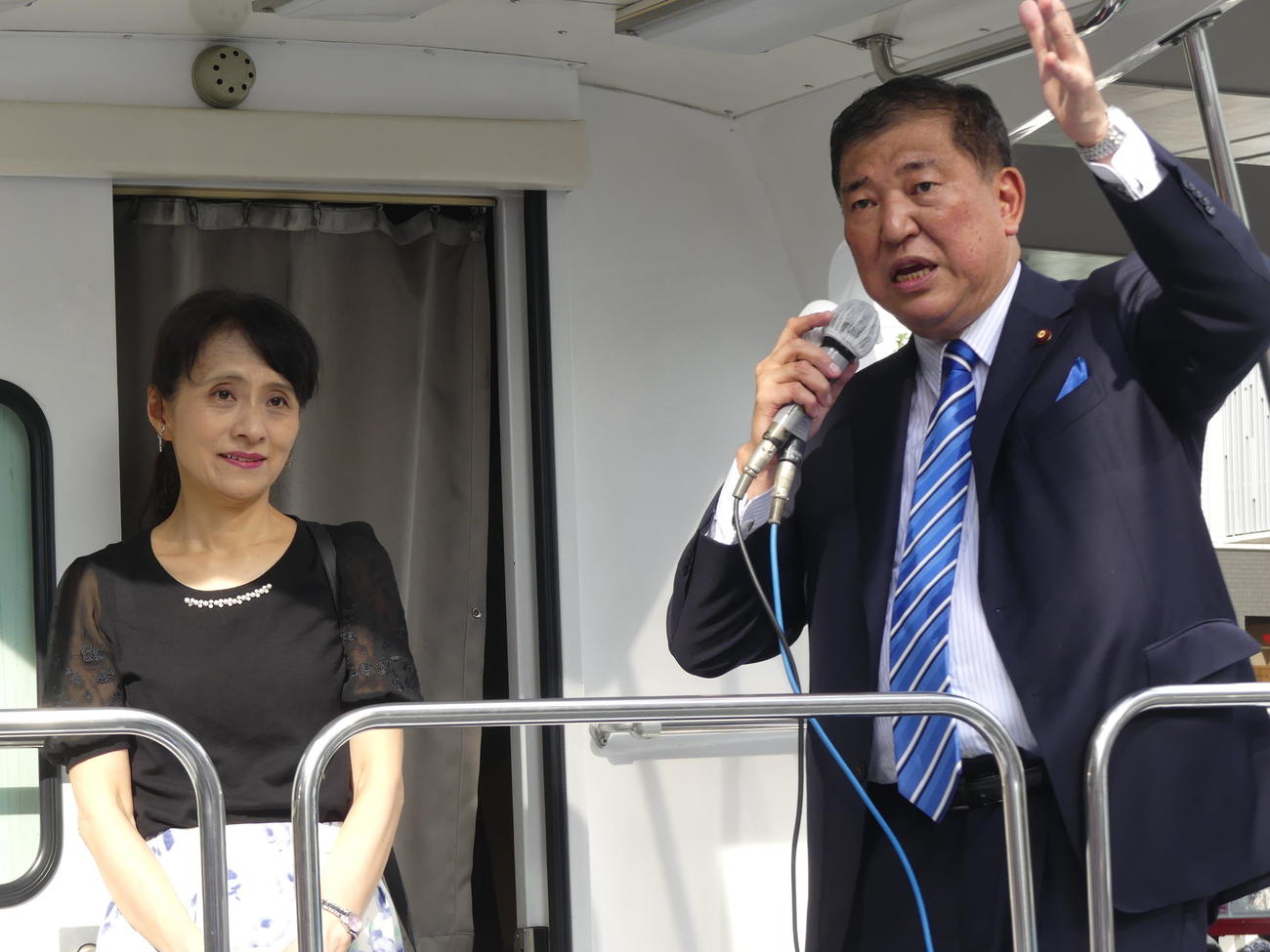 佳子夫人（左）を横に、街頭演説する石破茂氏（撮影・中山知子）