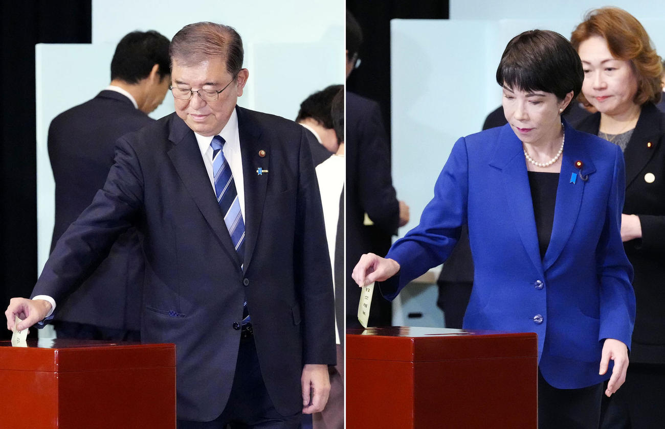 自民党総裁選で1回目の投票をする高市早苗氏（右）と石破茂氏。2氏の決選投票となった（共同）