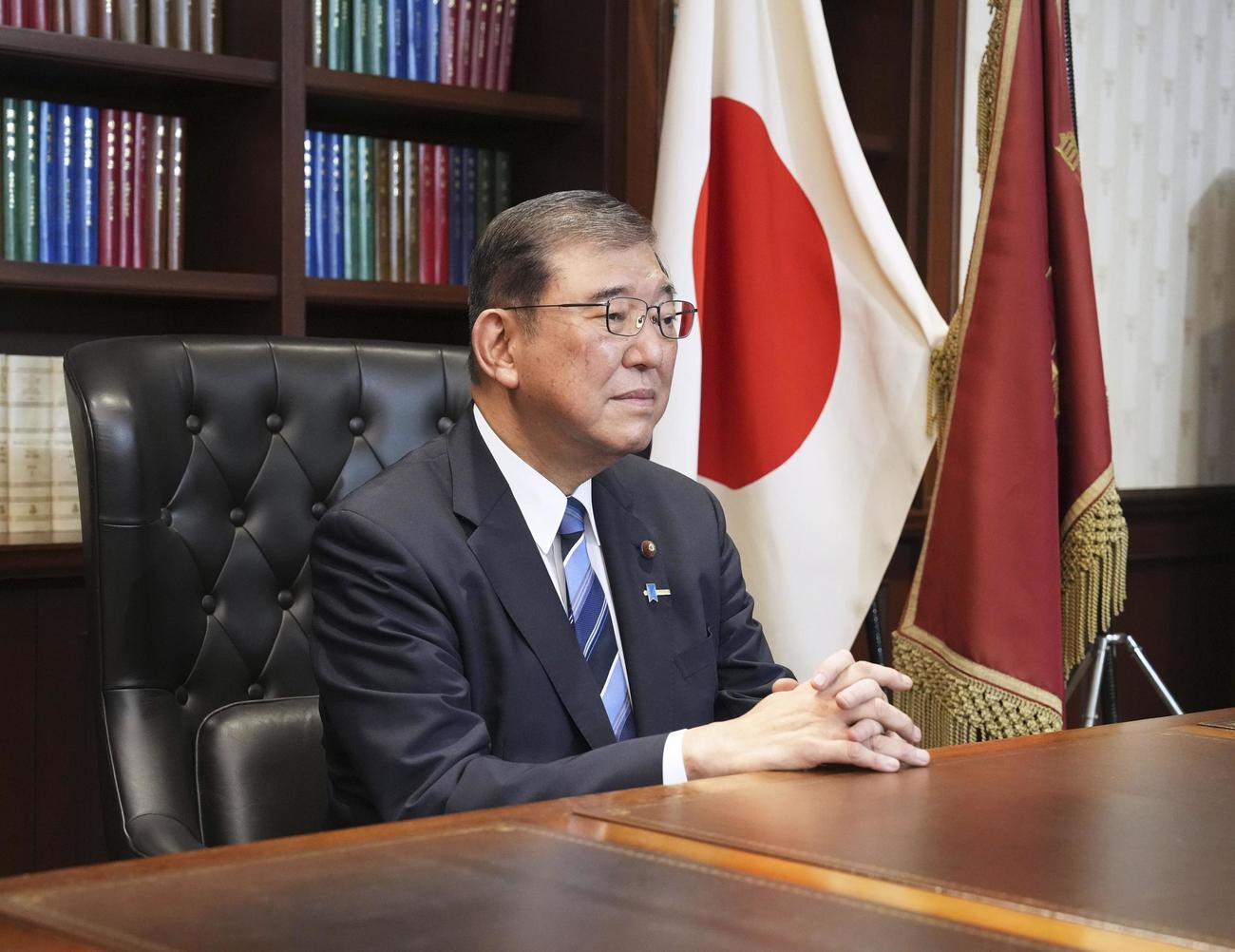 自民党総裁のいすに座る石破茂新総裁（共同）
