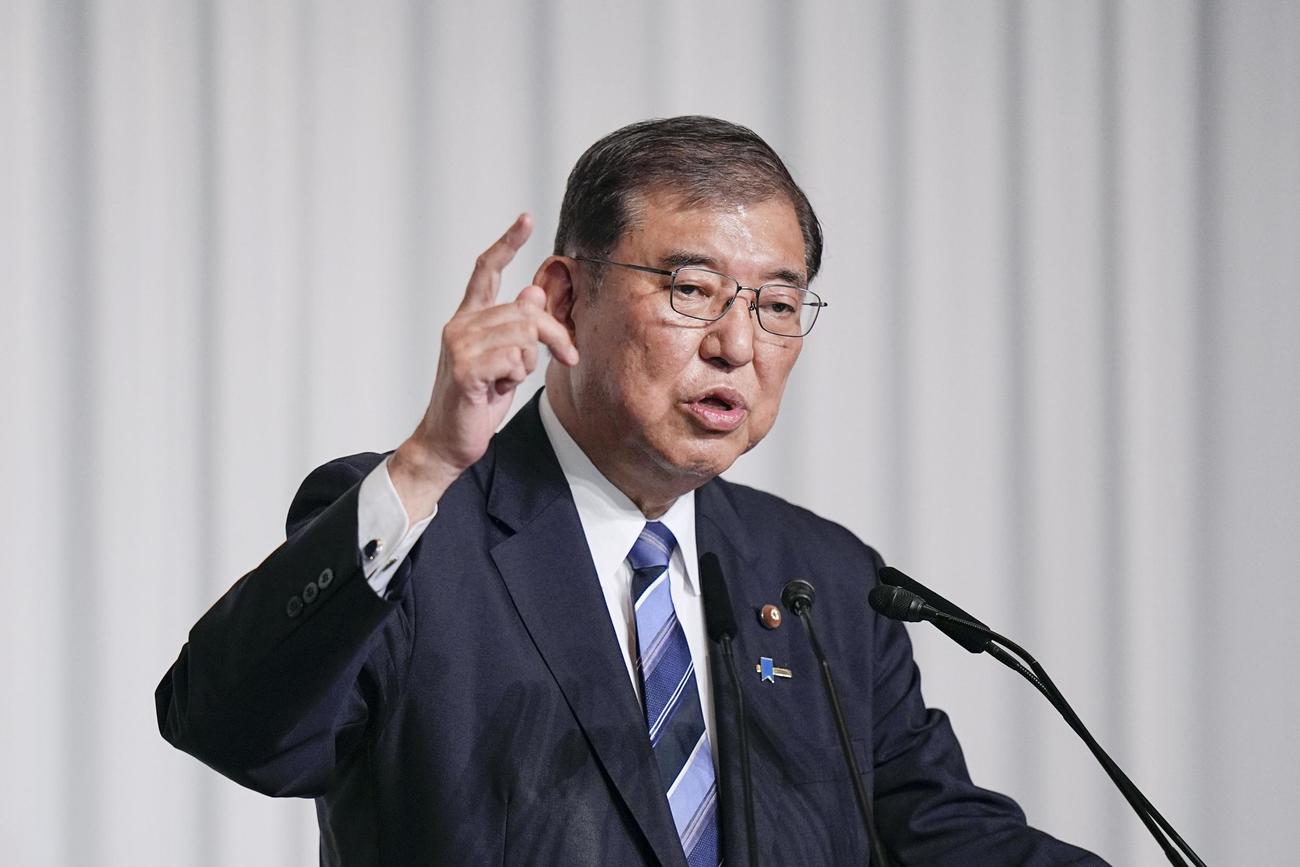 記者会見する自民党の石破茂新総裁（共同）