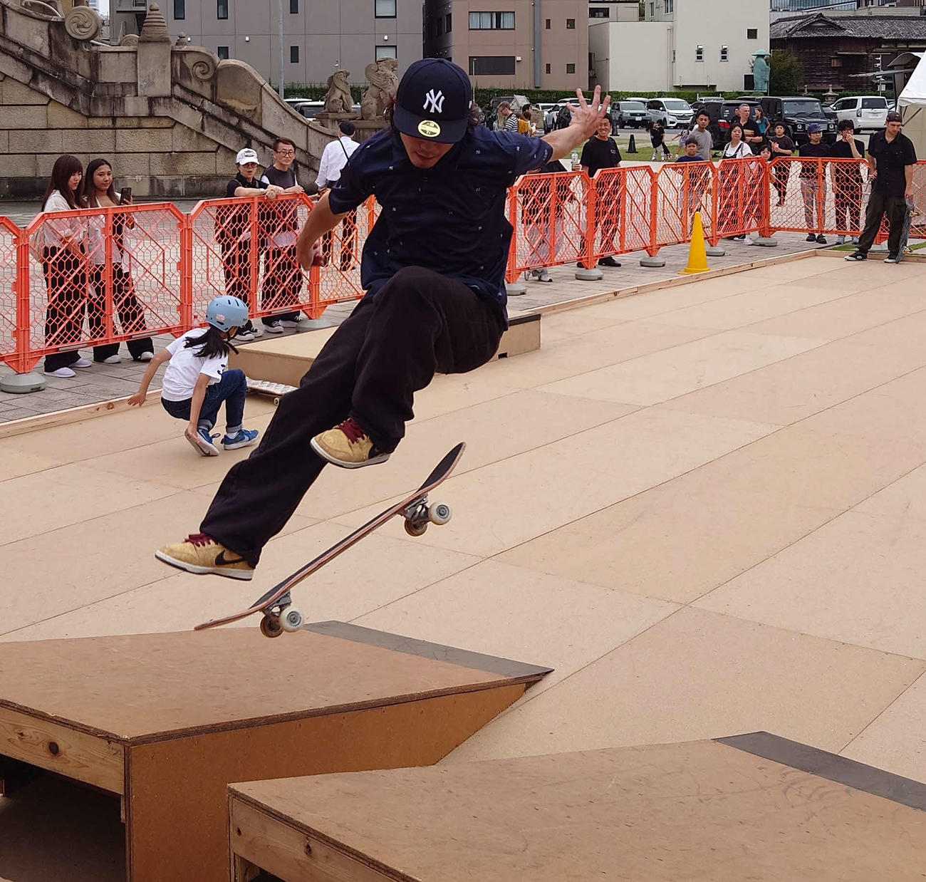 築地本願寺に設営されたスケートボードパークでエアの妙技を披露するイベント参加したスケーター（撮影・寺沢卓）