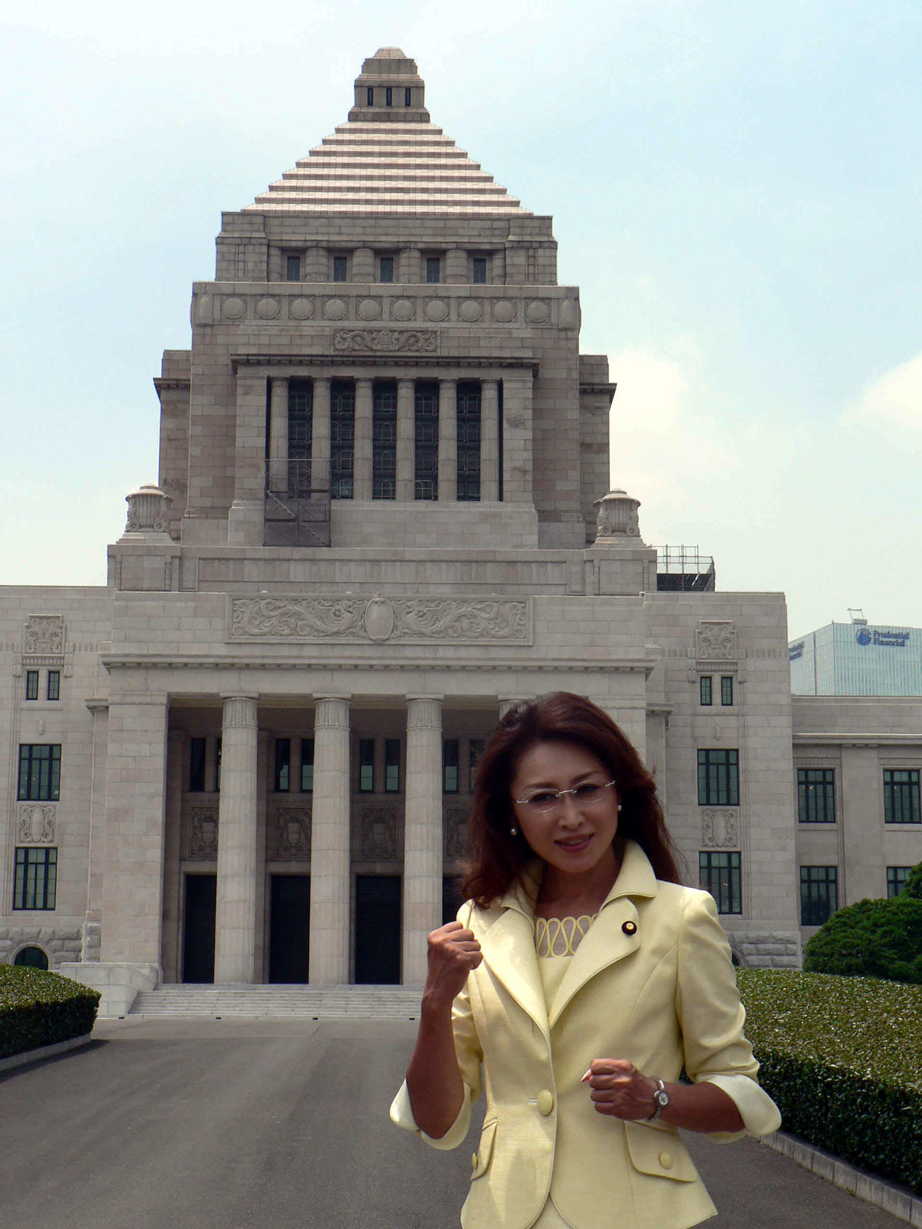 参院選で当選後初めて国会議事堂を訪れた自民党の三原じゅん子氏（10年7月撮影）