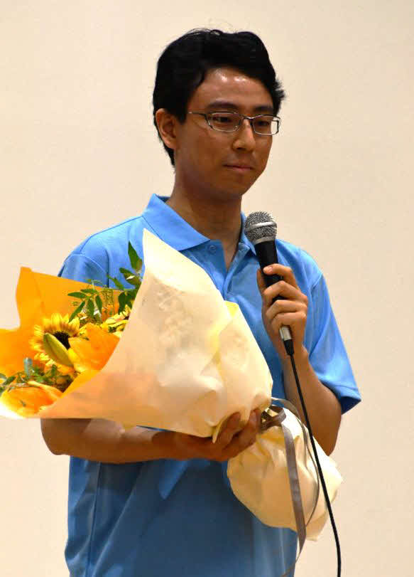 「祝・第10回応氏敗世界選手権優勝　一力遼世界一おめでとうの会」であいさつする一力遼棋聖