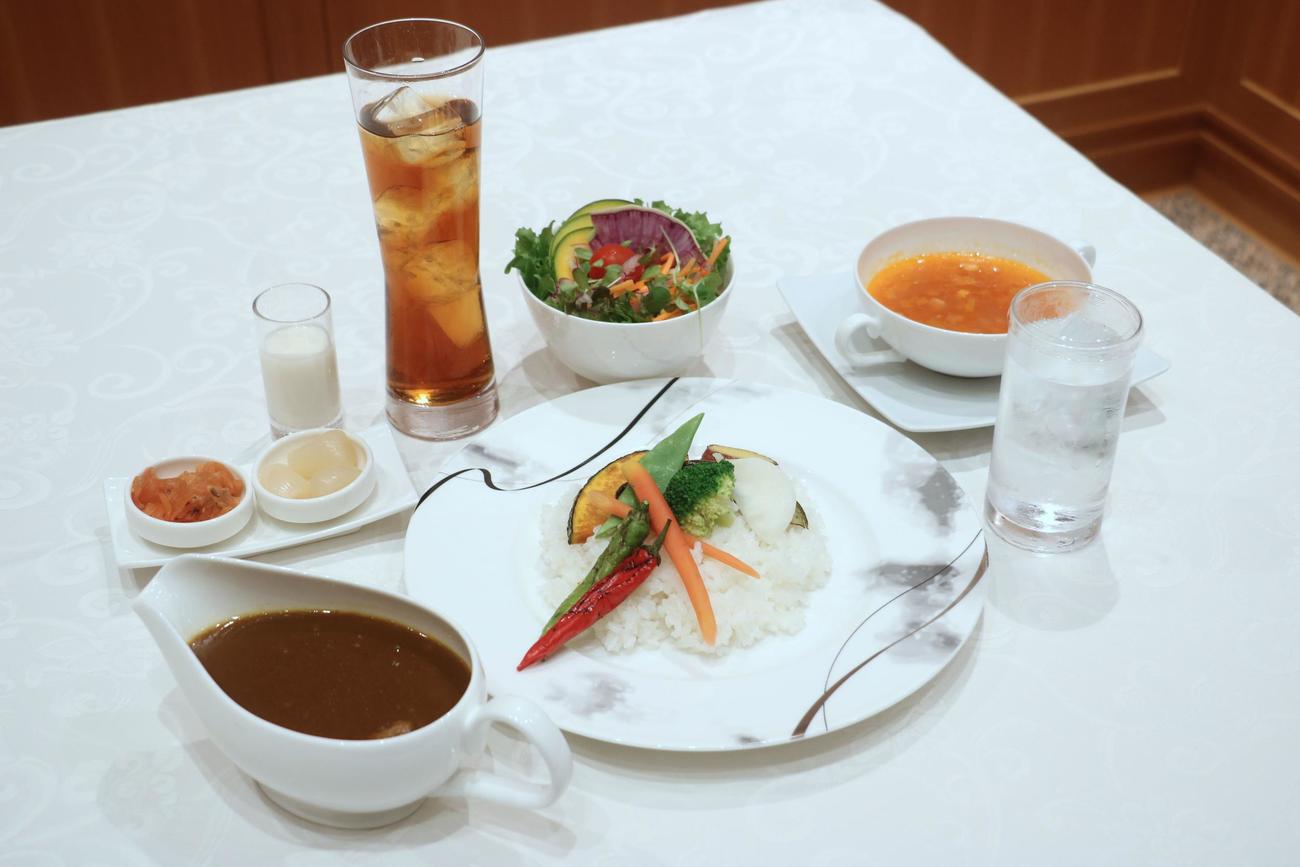 藤井聡太王座の昼食「都ホテルカレーライスセット（サラダ、スープ付き）」「ウーロン茶」（日本将棋連盟提供提供）