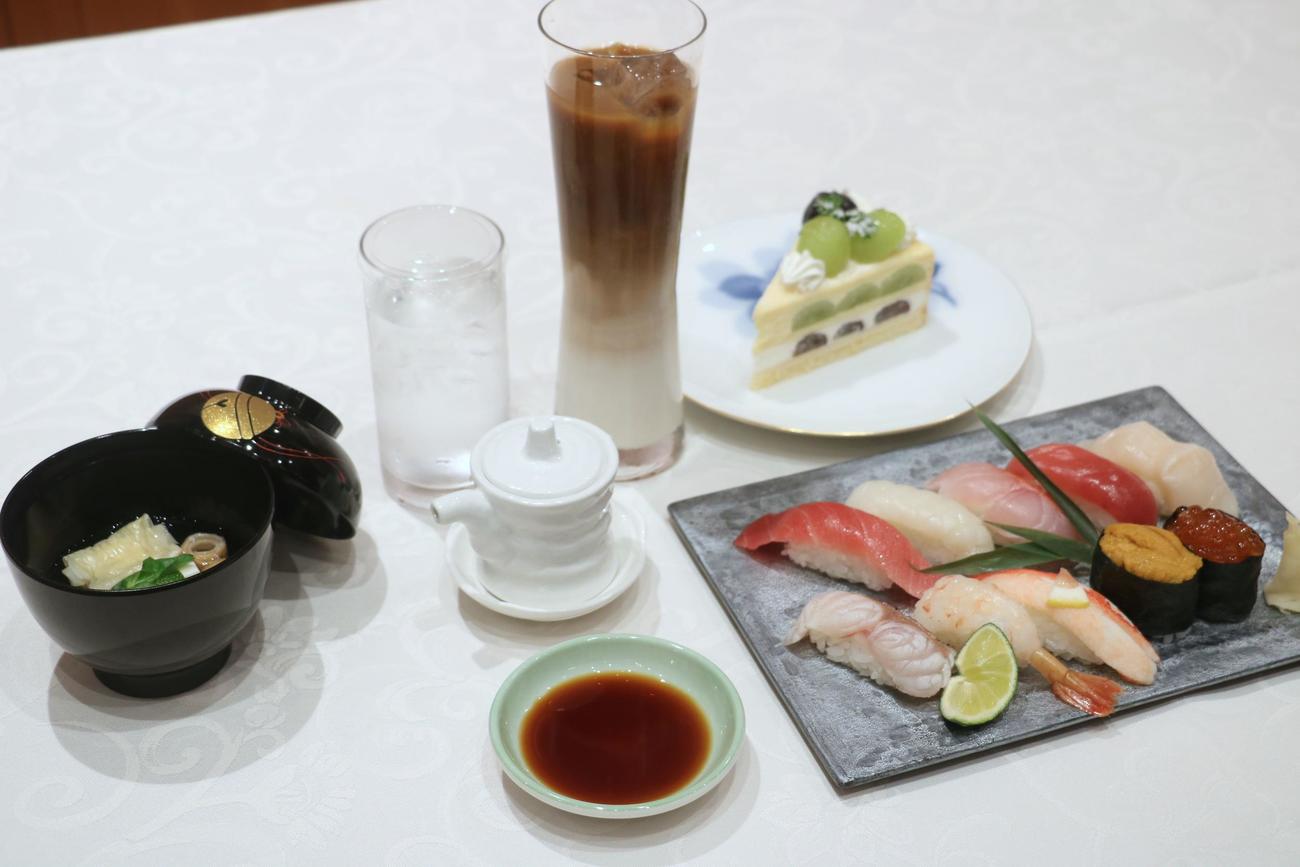 永瀬拓矢九段の昼食「10種握り寿司盛り合わせ（吸い物付き、サビ抜き）」「アイスカフェラテ」「巨峰とシャインマスカットのミルクレープ」（日本将棋連盟提供提供）